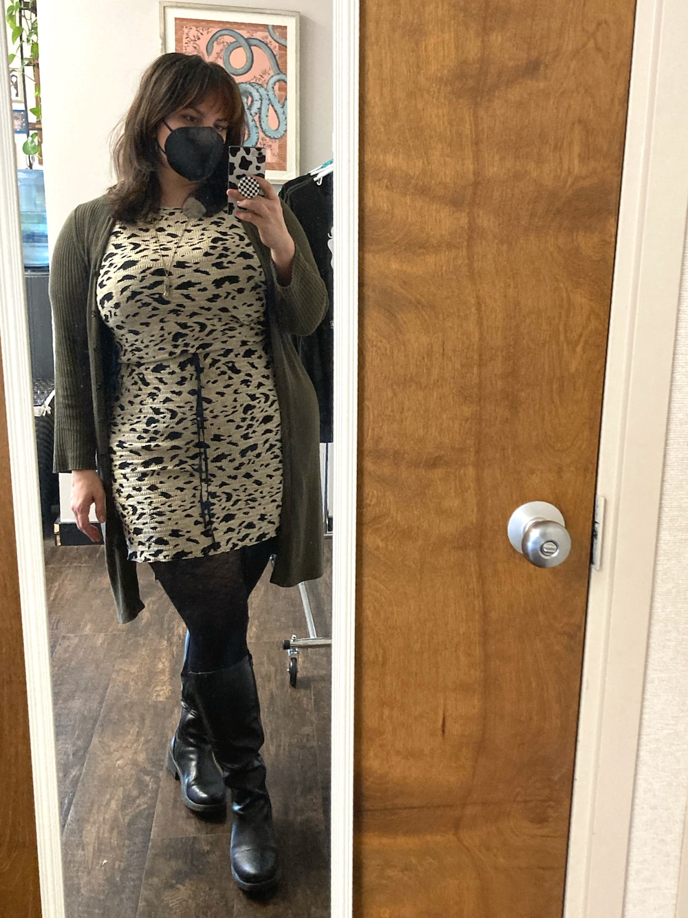 グレー系のドレスを着用したレディースの夏コーディネートの1枚目の写真