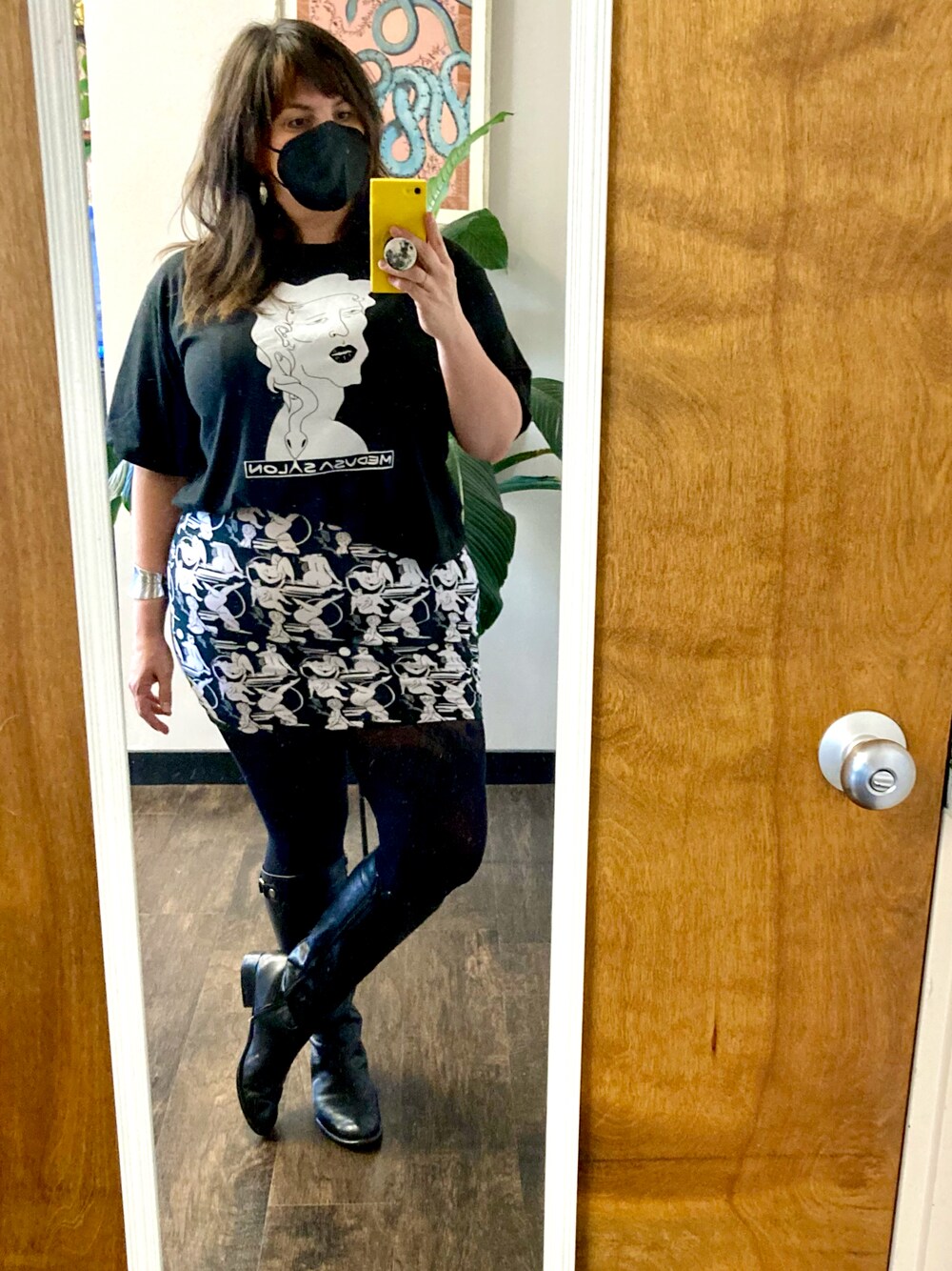 「black and white、miniskirt、boots、Franco Sarto、plussizefashion、plussize、OOTD、thrifted、second hand」｜「manners londonのアイテム（スカート、ブラック系）」を使った、sugarbonezさん（レディース・168cm）の冬コーディネートの1枚目の写真