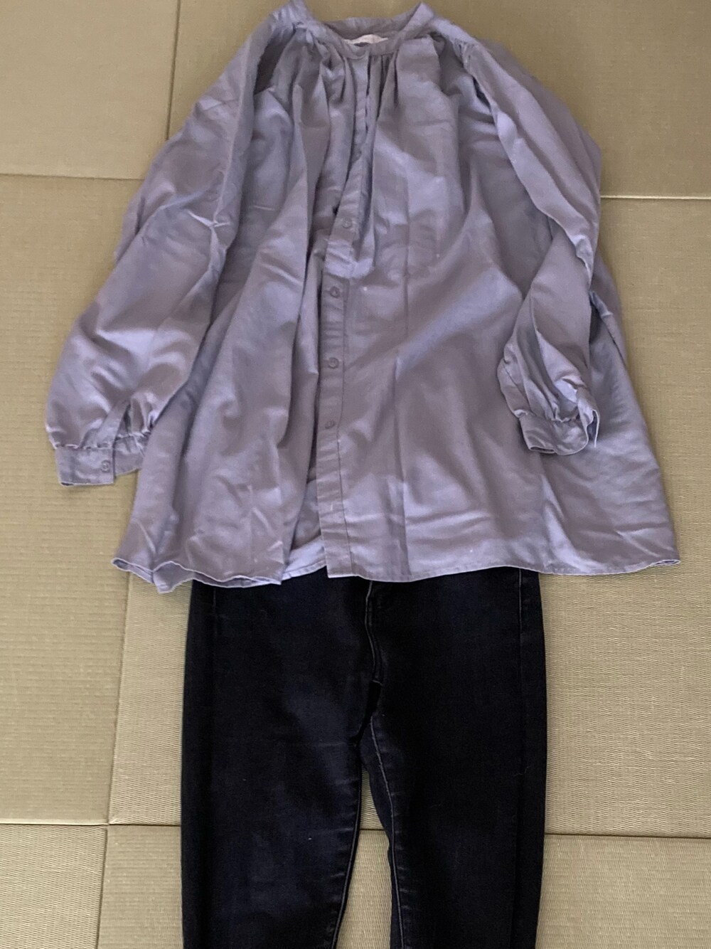 「UNIQLOのアイテム（デニムパンツ、ブラック系）」を使った、Chiiさん（レディース・158cm）の春コーディネートの1枚目の写真