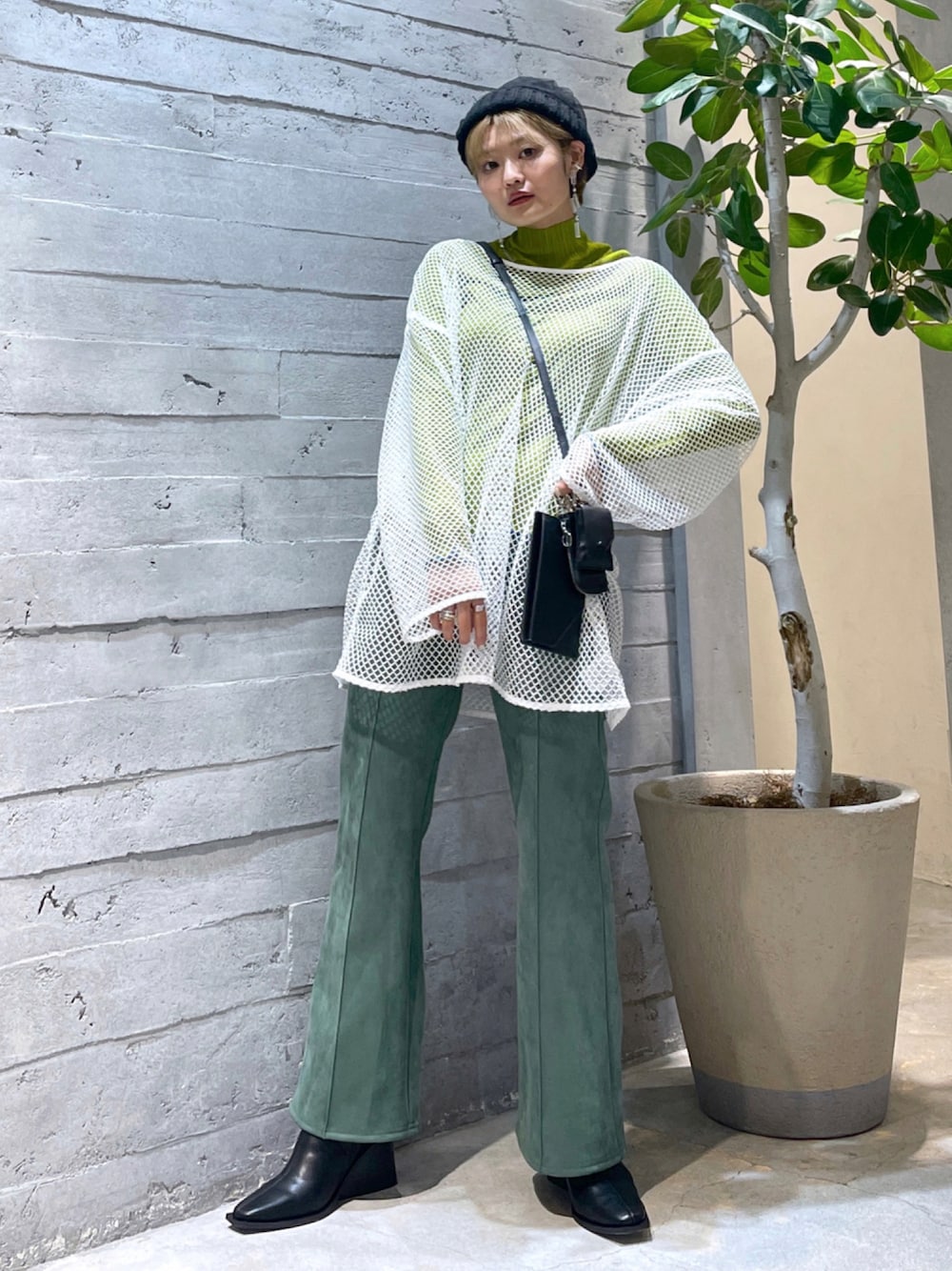 「オトナカジュアル、メッシュ、HARE、ハレレ、HARELADIES、低身長、カラーパンツ、マルチショルダー、グリーン」｜「HAREのストレッチスクエアトゥブーツ(HARE)（ブーツ、ベージュ系）」を使った、はるこ_HAREさん（レディース・152cm）の秋コーディネートの1枚目の写真