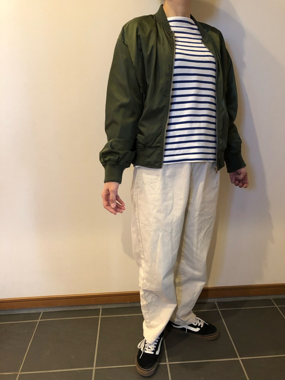 「春服みてみて、アラフォー、ママコーデ、パンツスタイル、ホワイト、春アウター、メンズライク、ボーダー、バンズオールドスクール」｜「GUのアイテム（その他パンツ、ホワイト系）」を使った、mikiさん（レディース・160cm）の春コーディネートの1枚目の写真