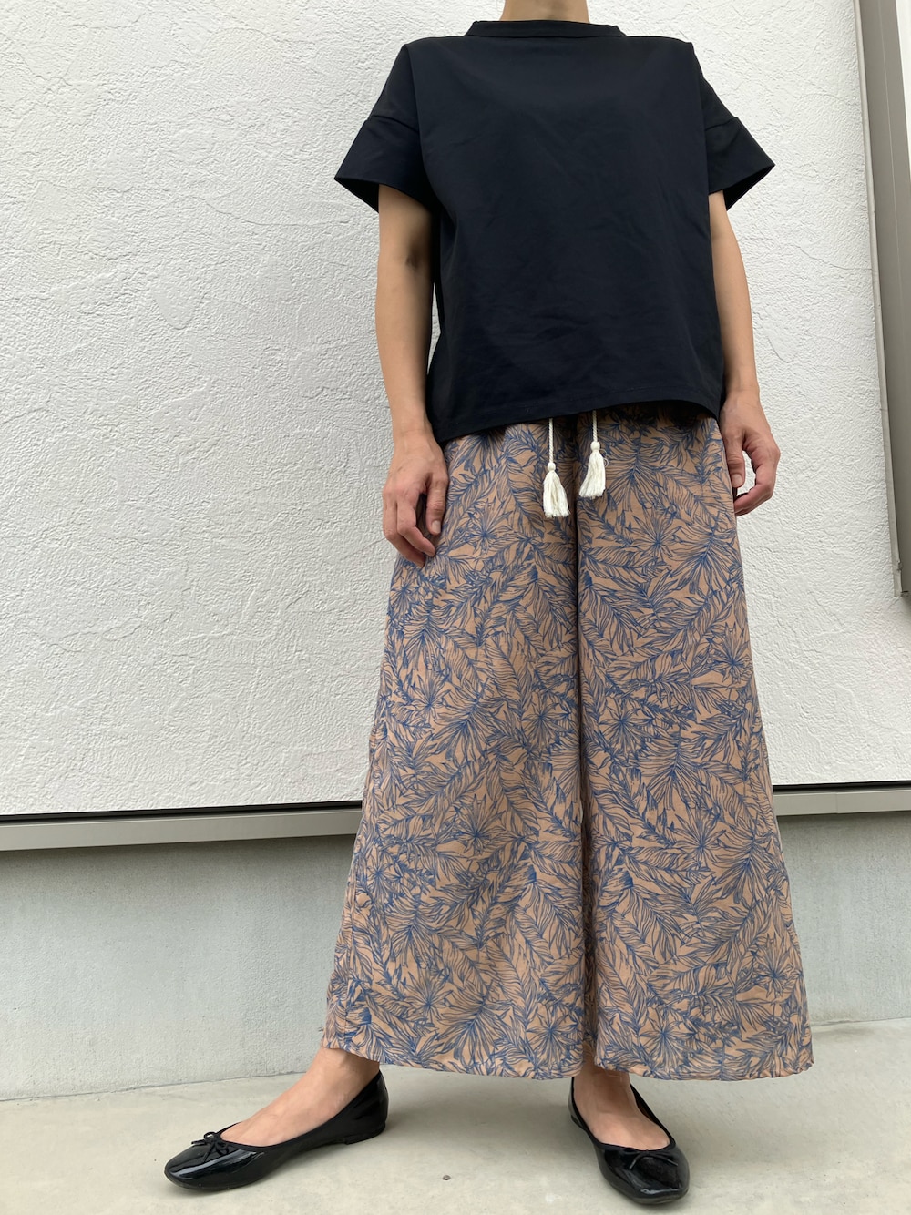 「おしゃれさんと繋がりたい、プチプラ、ワークマン女子、GU、フレアパンツ、ママファッション」｜「ワークマンのアイテム（Tシャツ/カットソー、ブラック系）」を使った、mikiさん（レディース・160cm）の秋コーディネートの1枚目の写真