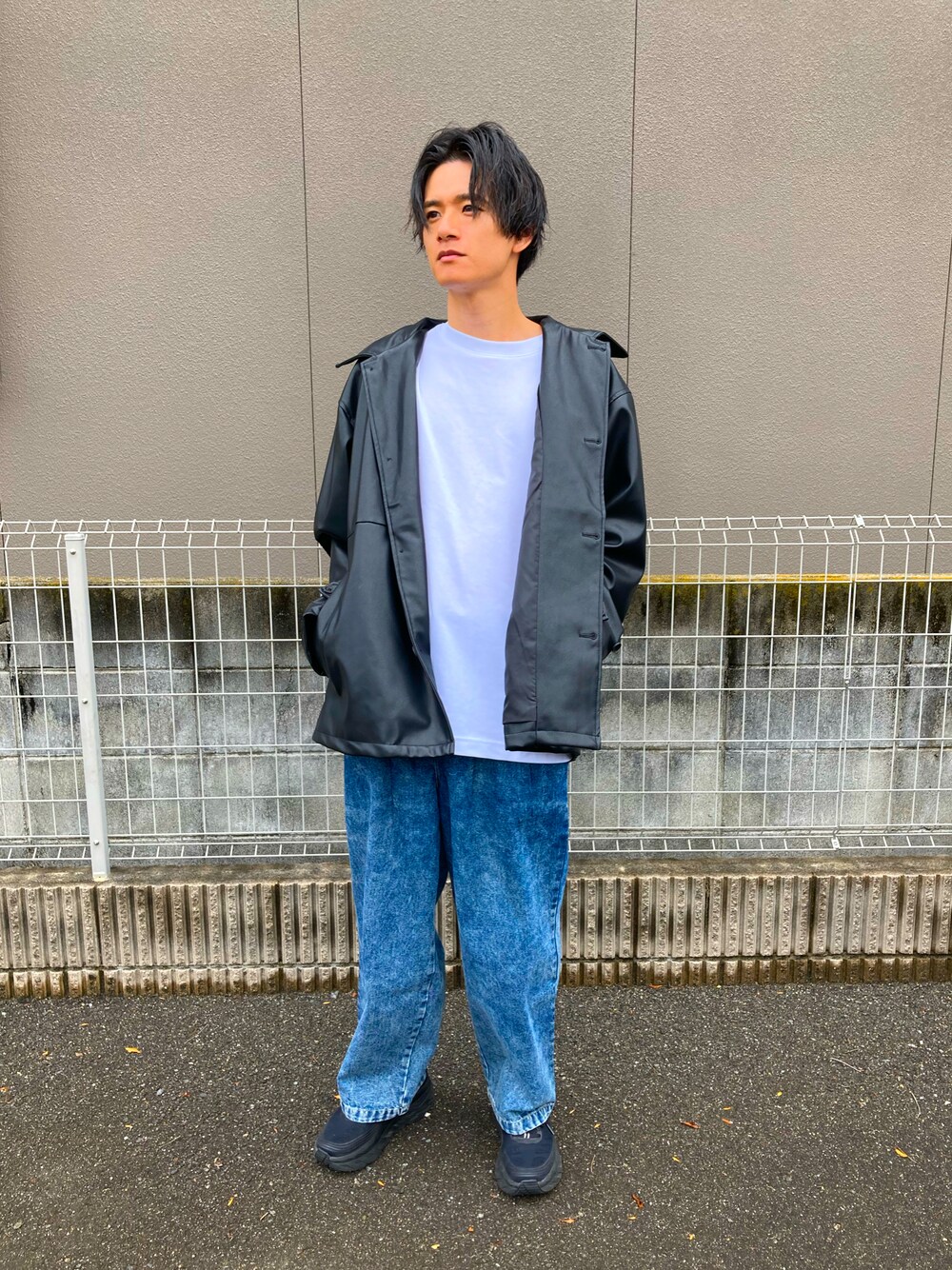 「シンプル、休日スタイル、お洒落さんとつながりたい、ワイドパンツ、いいね、save、フォローお願いします🤑、秋服コーデ、デニム、秋、デニムパンツ、UNIQLO、プチプラ、キレイめ、オーバーサイズ、服好きな人と繋がりたい、古着好きな人と繋がりたい」｜「UNIQLOのエアリズムコットンオーバーサイズTシャツ（5分袖）（Tシャツ/カットソー、ホワイト系）」を使った、EIJIさん（メンズ・170cm）の秋コーディネートの1枚目の写真