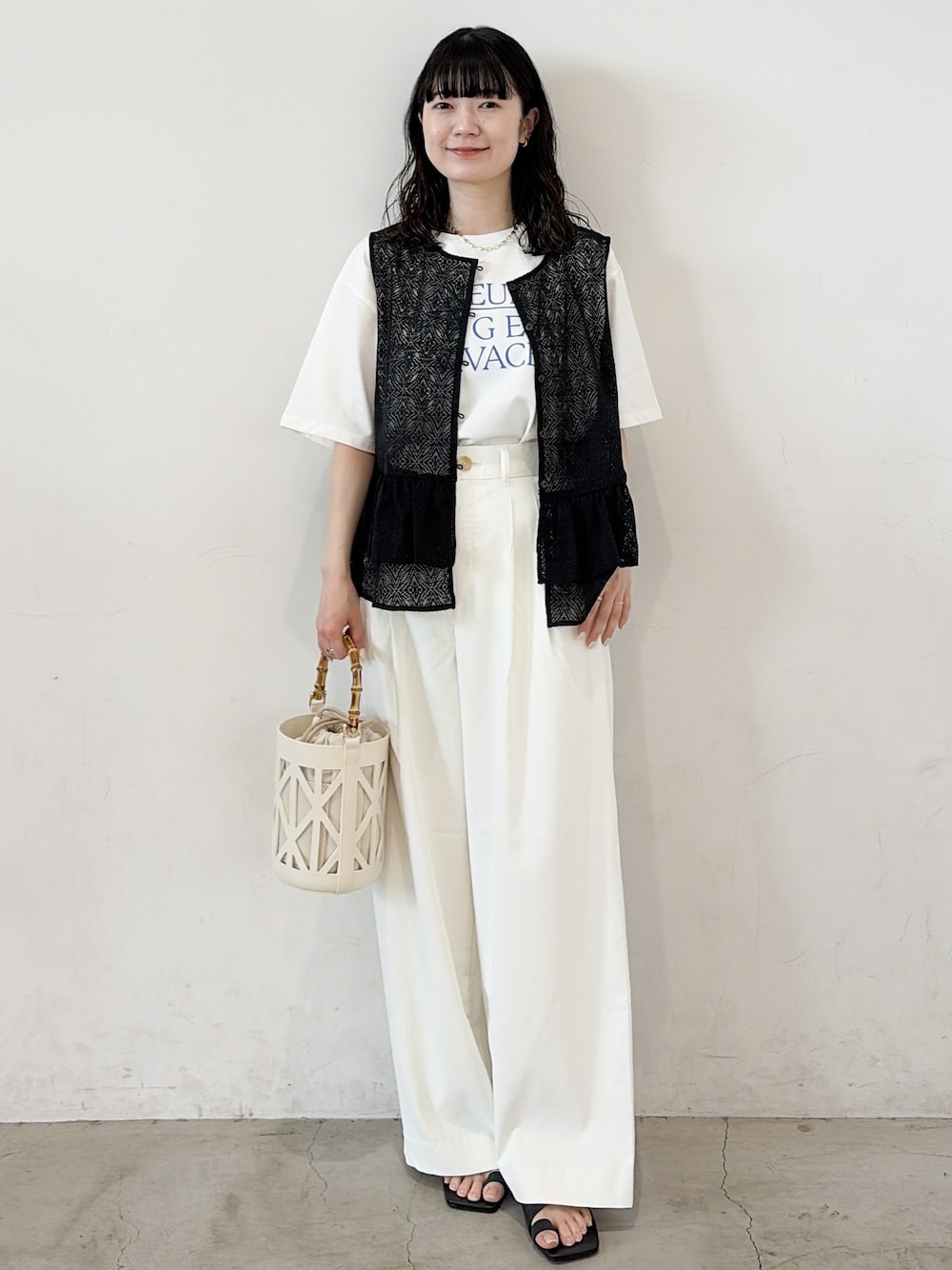 ブラック系のシャツ/ブラウス、ホワイト系のTシャツ/カットソー、ホワイト系のその他パンツを着用したレディースの夏コーディネートの1枚目の写真