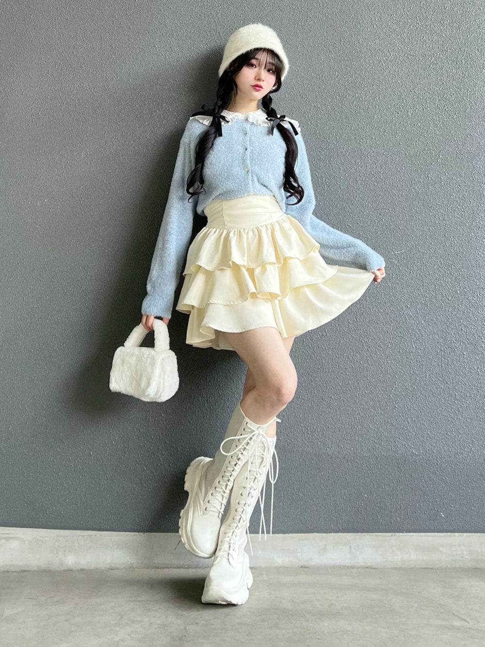 厚底レースアップニットロングブーツを使った人気ファッション