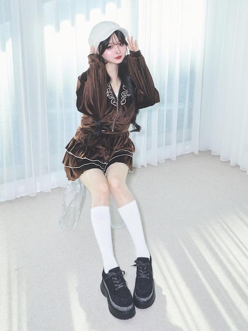 「Lovilyn（ラヴィリン）のフリルベロアジャージパーカー（パーカー）」を使った、poyoさん（レディース・161cm）の秋コーディネート