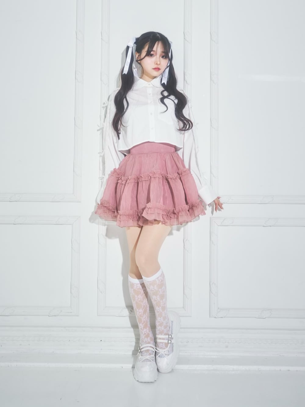 ホワイト系のシャツ/ブラウス、ホワイト系のスカート、ホワイト系のその他シューズを着用したレディースの春コーディネートの1枚目の写真