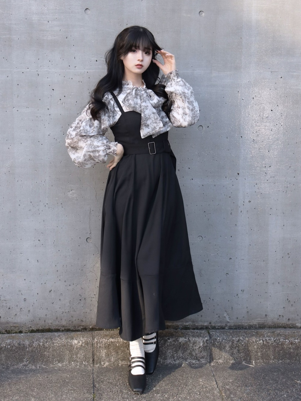 「ジャンパースカート、トワルドジュイ、ブラック、ロングスカート、フレンチガーリー、ガーリー、大人ガーリー、大人かわいい、おでかけコーデ、デート、モノトーンコーデ」｜「TITTY&CO.の【TITTY&CO.】NEWフレアミディジャンスカ（ジャンパースカート、ブラック系）」を使った、poyoさん（レディース・161cm）の冬コーディネートの1枚目の写真