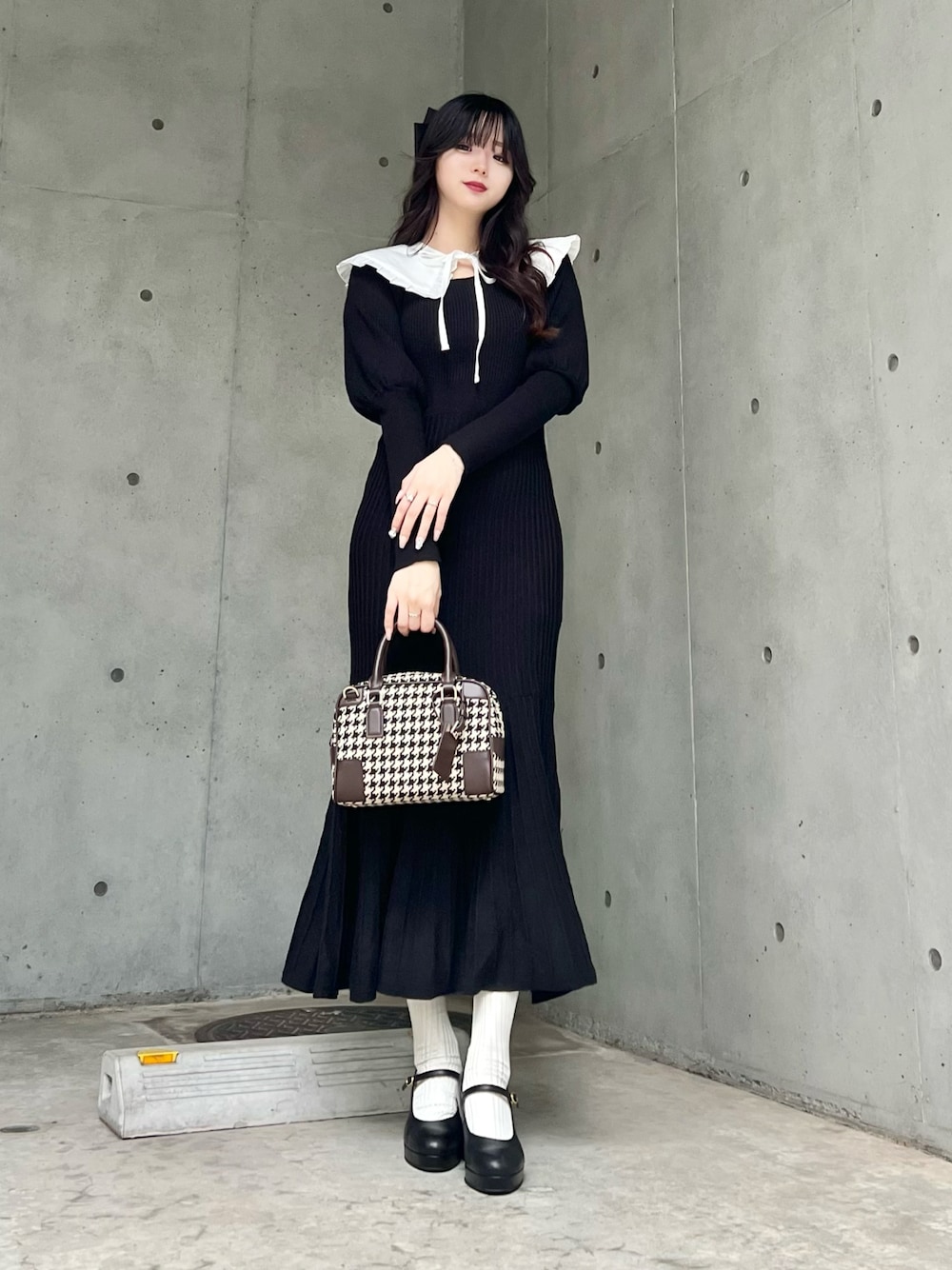 「シンプルコーデ、ニットワンピース、オトナカワイイ、大人ガーリー、デート、オトナ女子、秋服、秋冬、ワンピース、つけ襟、プチプラコーデ、プチプラ」｜「Samantha Thavasaの★サマンサ ピエドプル ボストンバッグ 大サイズ（ハンドバッグ、ブラウン系）」を使った、poyoさん（レディース・161cm）の秋コーディネートの1枚目の写真