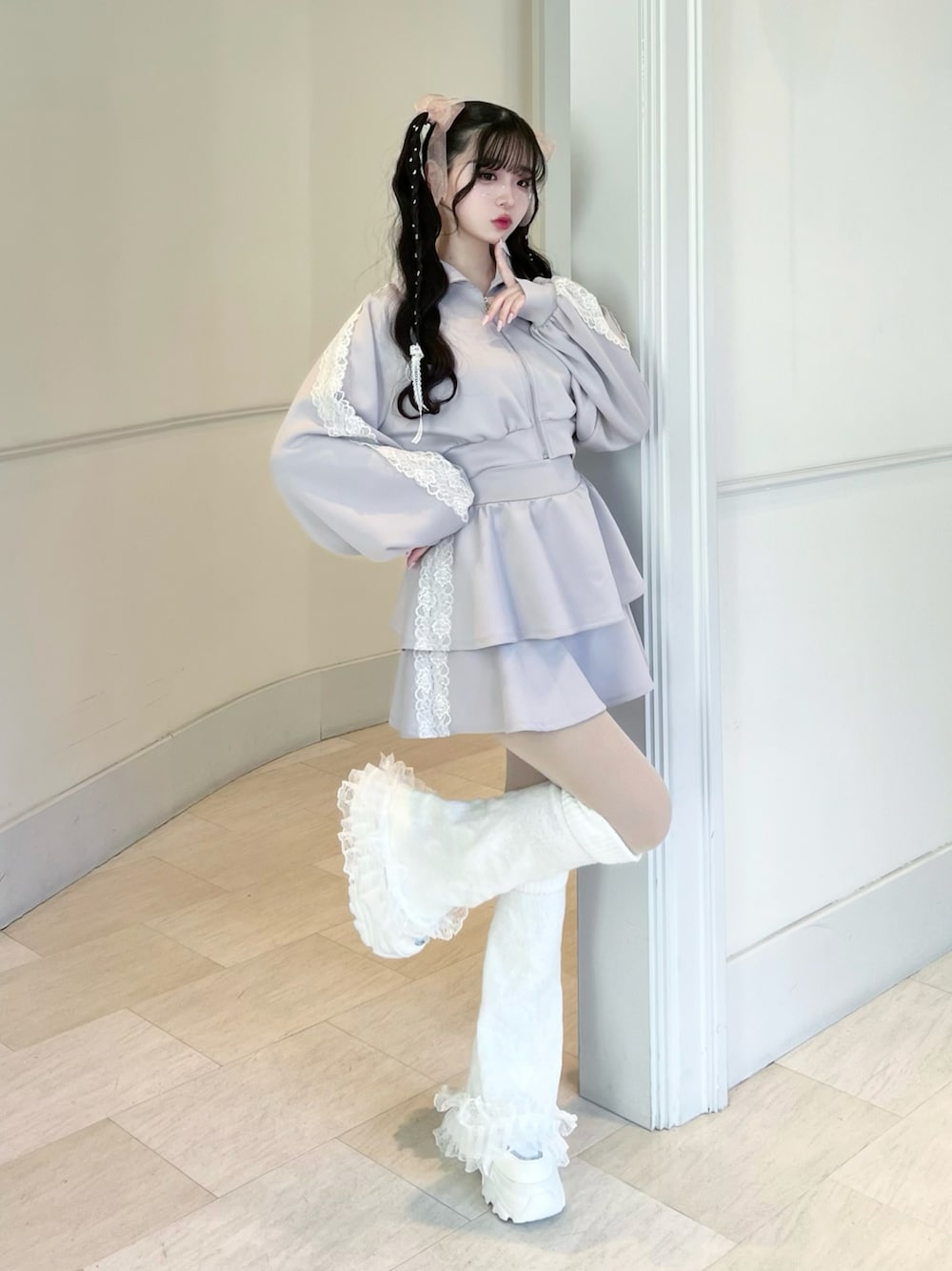 「セットアップ、トラックジャケット、レッグウォーマー、y2k、ガーリー、参戦服、ライブコーデ、ジャージコーデ、お出かけコーデ、グレー、カジュアルガーリー、ストリート」｜「Lovilynのアイテム（ジャージ、グレー系）」を使った、poyoさん（レディース・161cm）の冬コーディネートの1枚目の写真
