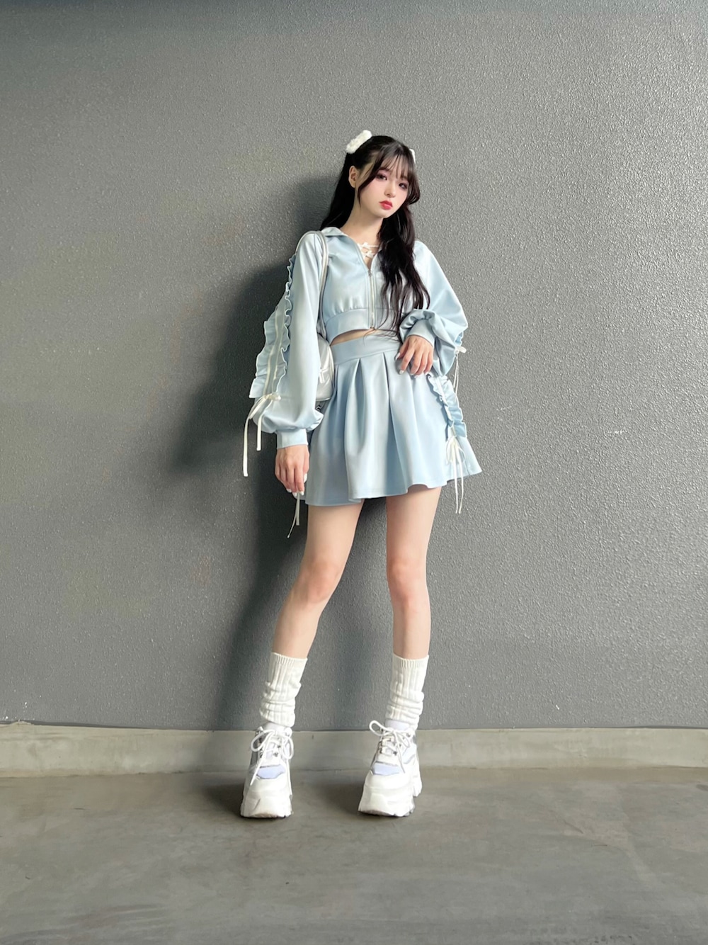 「お出かけコーデ、秋服準備はじめました、休日スタイル、ジャージ、トラックパンツ、トラックジャケット、厚底シューズ、秋、推し活、ライブコーデ、参戦服、セットアップ」｜「Lovilynのフリルリボンジャージスカート(セットアップ可)（スカート、ブルー系）」を使った、poyoさん（レディース・161cm）の夏コーディネートの1枚目の写真