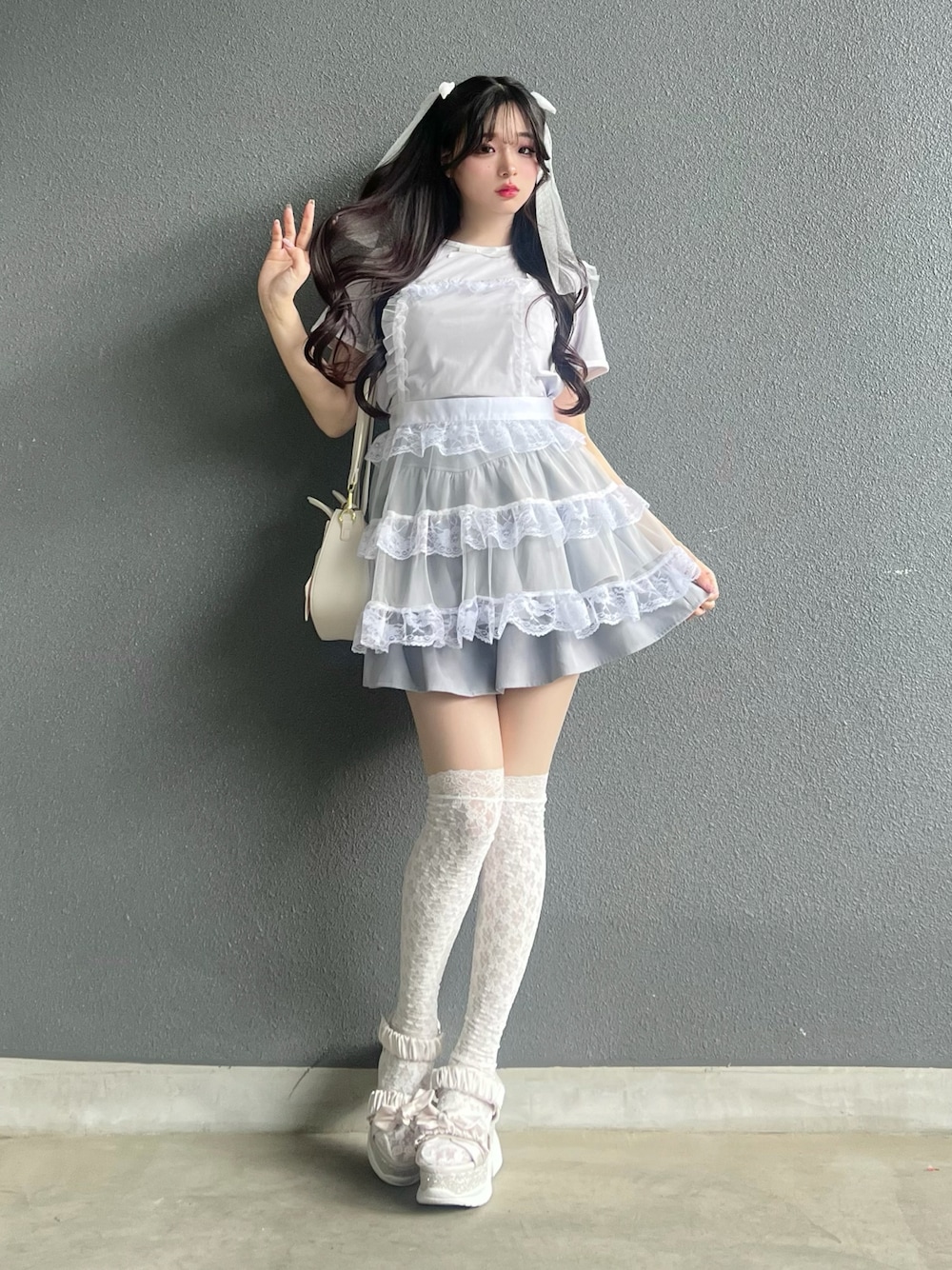 「レイヤードスタイル、韓国ファッション、今日のコーデ、スカートスタイル、カジュアルガーリー、大人ガーリー、プリントT、Tシャツコーデ、春カラー、ワントーンコーデ、サンダル、厚底サンダル」｜「byあしながおじさんの厚底グリッタースポーツサンダル　8990005（サンダル、ホワイト系）」を使った、poyoさん（骨格ストレート・レディース・161cm）の春コーディネートの1枚目の写真
