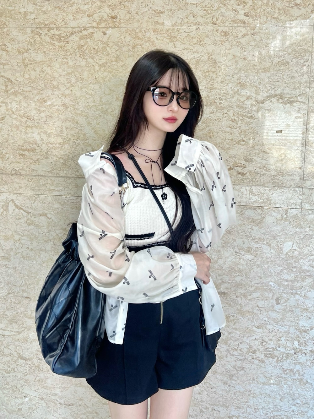 「秋コーデ、ラフコーデ、大人女子、サングラス、カジュアル、レイヤードスタイル、ゆるコーデ、シアートップス、シアーシャツ、メガネ女子、オトナカジュアル」｜「LILY BROWNの【LILY BROWN×MARY QUANT】クロップドニットビスチェ（ベスト、ホワイト系）」を使った、poyoさん（レディース・161cm）の秋コーディネートの1枚目の写真