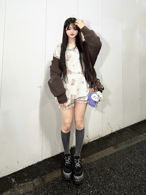 「Kastane(カスタネ)の【2026AWカタログ/セットアップ対応/花柄&無地】 フラワーワッフルヘンリートップス(Tシャツ/カットソー)」を使った、poyoさん(レディース・161cm)の秋コーディネート