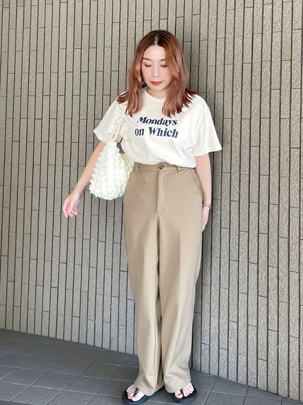 「シンプル、おしゃれさんと繋がりたい、大人カジュアル、低身長、いいね、save、フォローお願いします🤑、ママコーデ、タックイン、淡色コーデ、フレアパンツ、プチプラ、GU、休日スタイル、白Tシャツ、ベージュ、着回しコーデ」｜「GUのアイテム（パンツ、ベージュ系）」を使った、enappiさん（レディース・148cm）の夏コーディネートの1枚目の写真