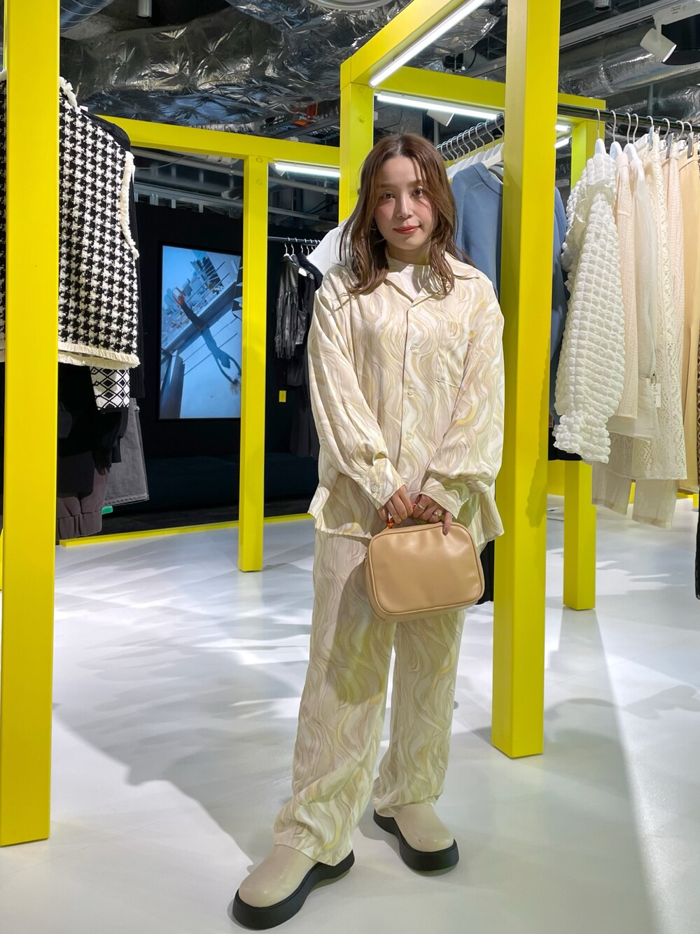 「FOREVER 21、低身長、プチプラコーデ、セットアップ、シンプルコーデ、プチプラ、お洒落さんとつながりたい、大人カジュアル、ootd、いいね、save、フォローお願いします🤑、淡色コーデ、大人コーデ、カジュアルコーデ、厚底シューズ、休日スタイル」｜「FOREVER 21のアイテム（シャツ/ブラウス、ベージュ系）」を使った、enappiさん（レディース・148cm）の冬コーディネートの1枚目の写真