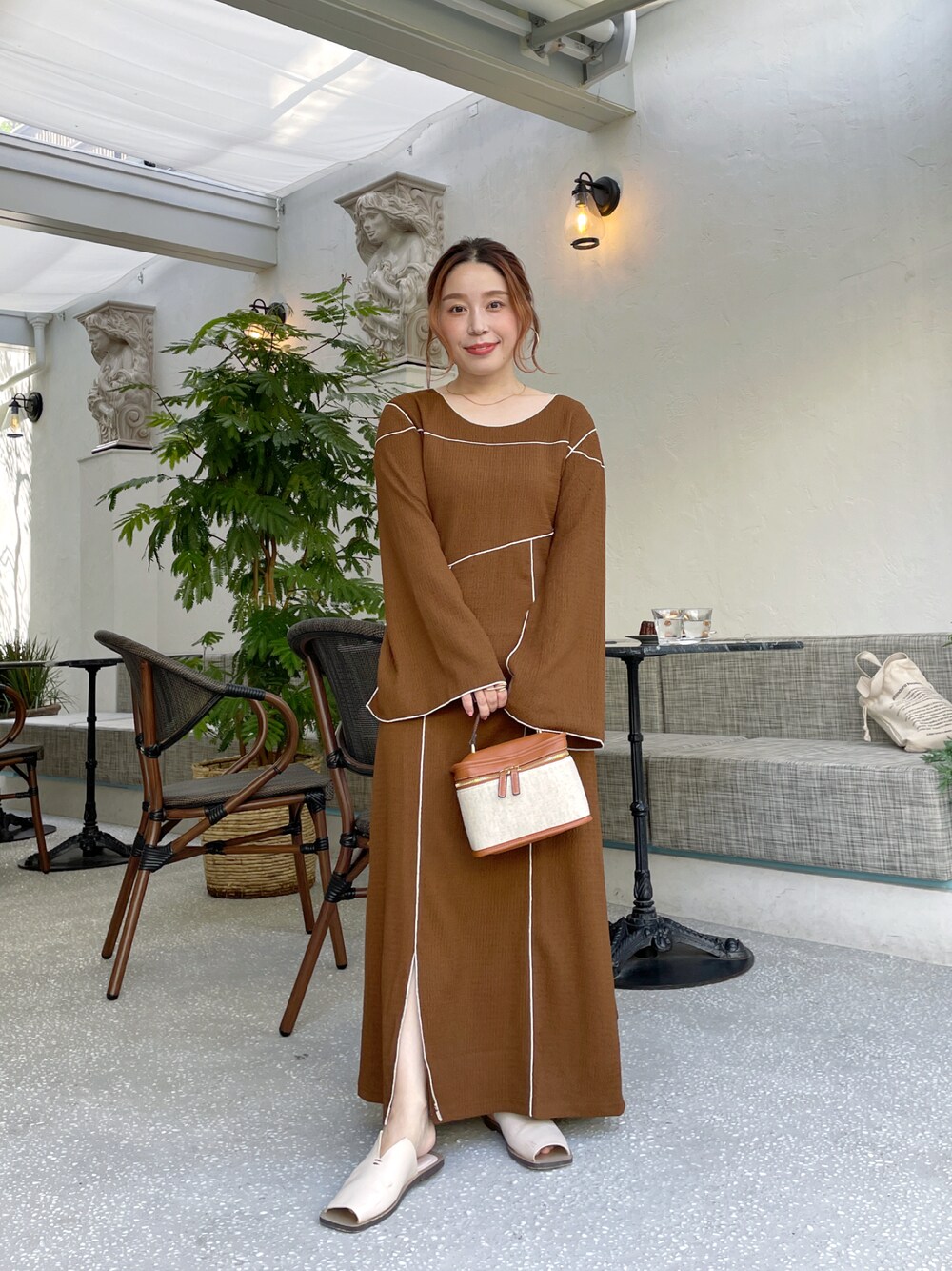 「秋コーデ、おしゃれさんと繋がりたい、ootd、ワンピース、低身長、淡色コーデ、低身長コーデ、プチプラ、ブラウン、ハンドバッグ、ロングワンピース、いいね、save、フォローお願いします🤑」｜「NEUNAのスクエアトゥソフトレザーフラットサンダル（サンダル、ホワイト系）」を使った、enappiさん（レディース・148cm）の秋コーディネートの1枚目の写真