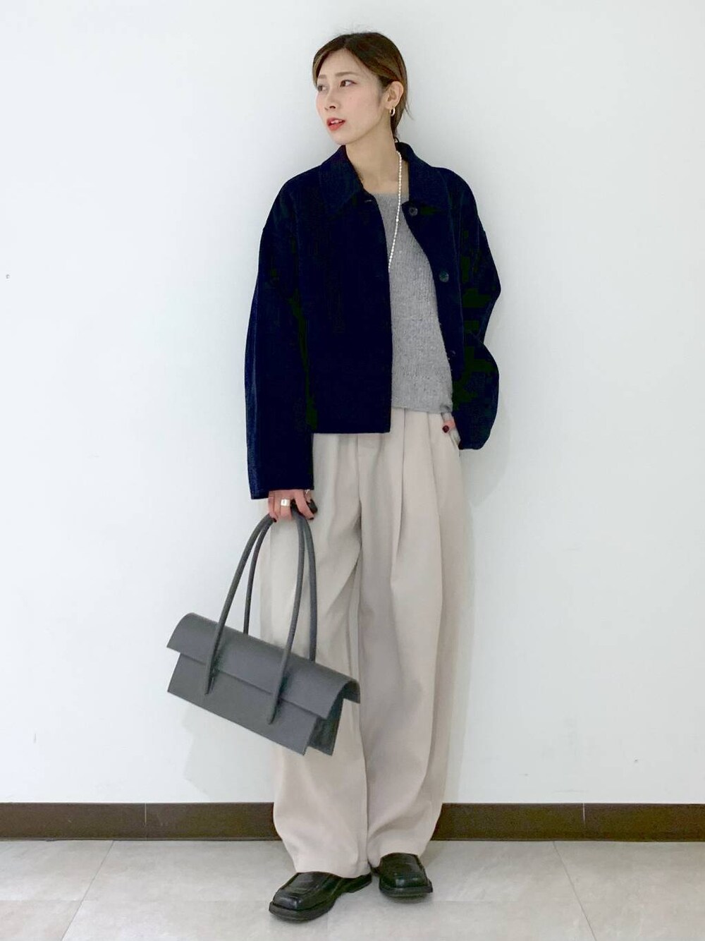 ブラック系のローファー、ベージュ系のその他パンツ、ベージュ系のニット/セーターを着用したレディースの冬コーディネートの1枚目の写真
