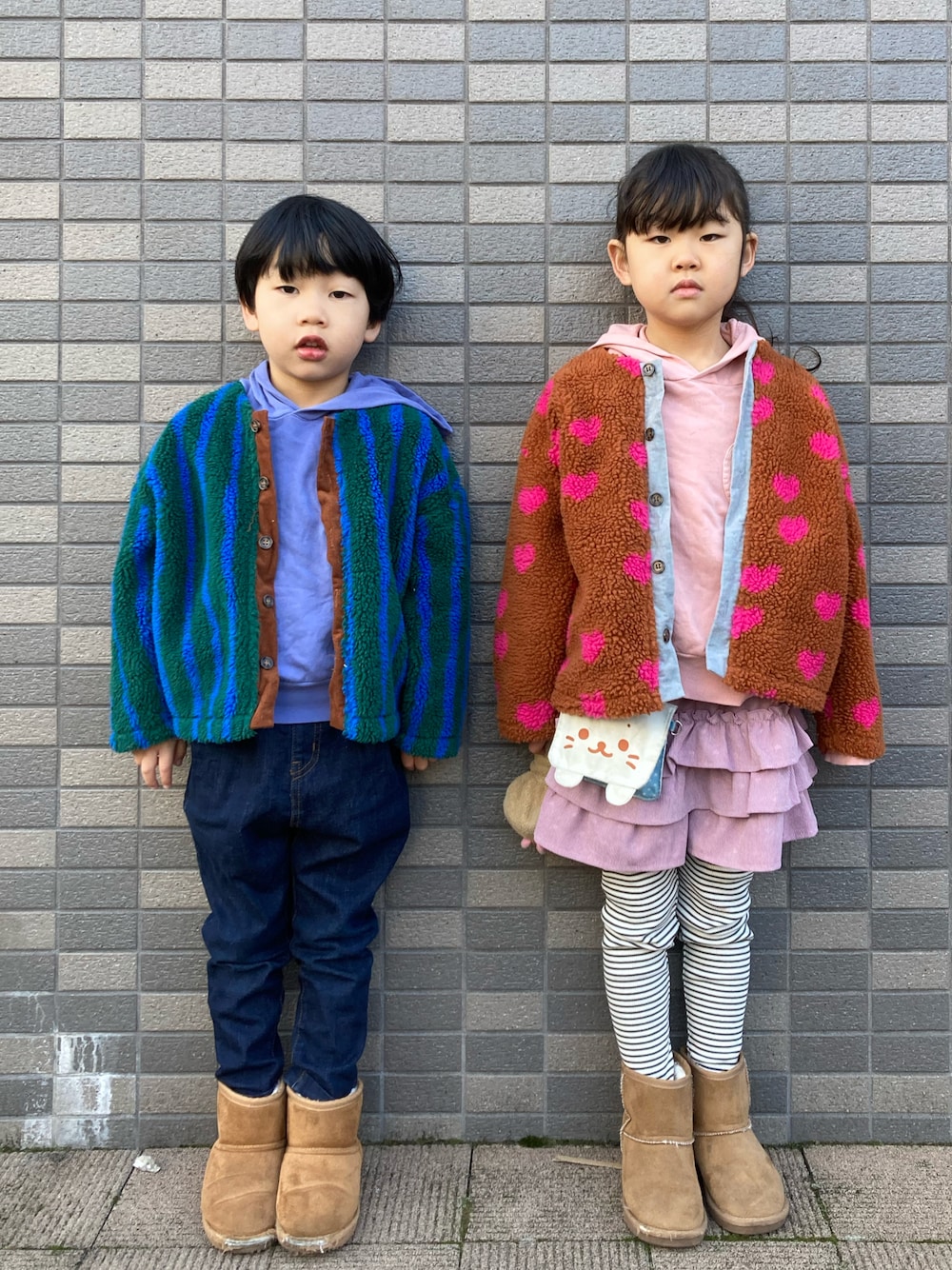 「7歳、5歳、姉弟、ボアジャケット、HOGAN RANCH WEAR、パーカー、おそろいコーデ、色違いコーデ、リンクコーデ、ムートンブーツ、あか&たく」｜「HOGAN RANCH WEARのソウガラジャガードボアジャケット（90～130cm）（その他アウター、グリーン系）」を使った、あかねくん&たっくんさん（キッズ・110cm）の冬コーディネートの1枚目の写真