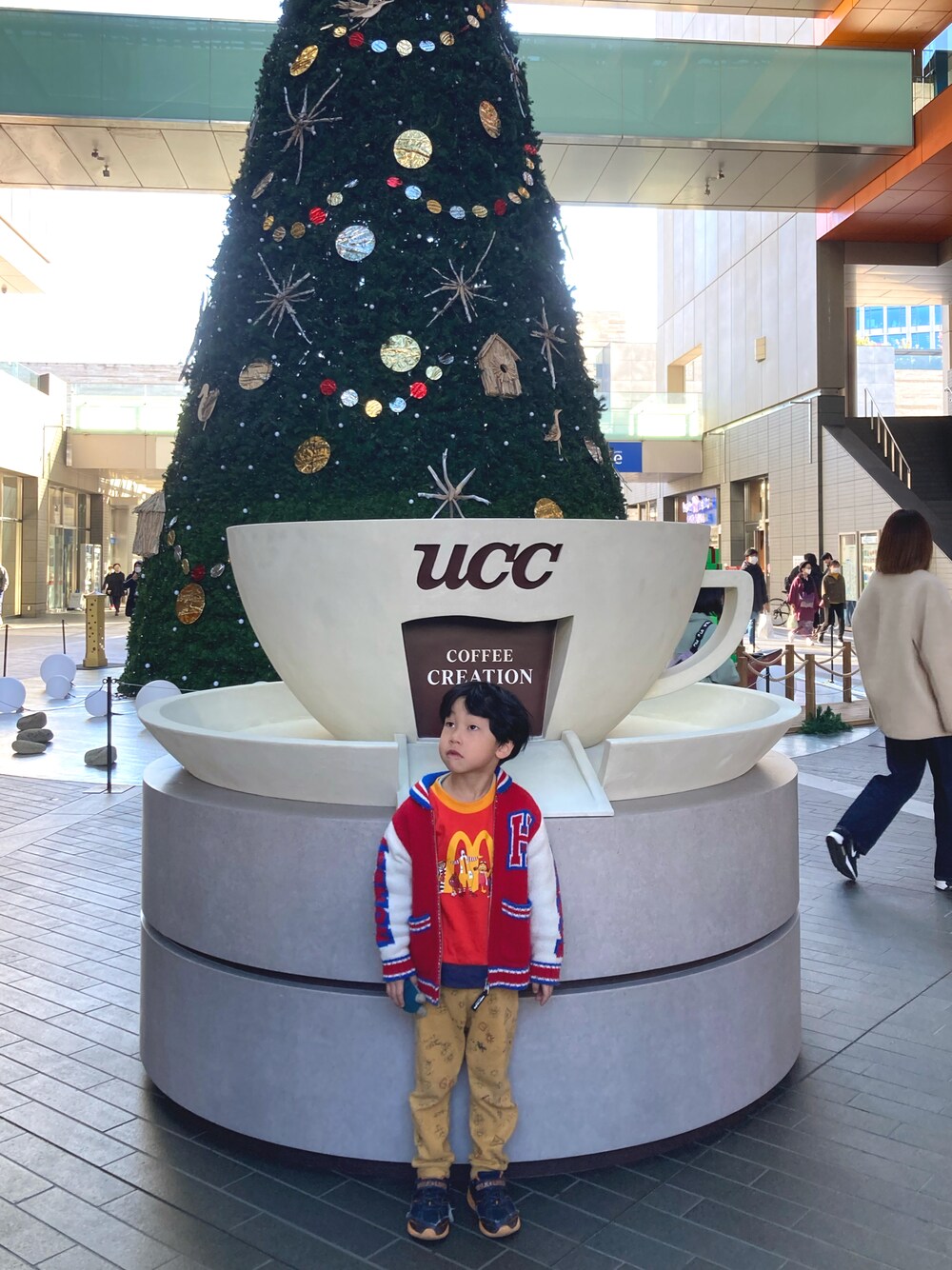「5歳、クリスマス、クリスマスツリー、カウチンニット、STUDIO SEVEN、GU、マクドナルド、McDonalds、design tshirts store graniph、HOGAN RANCH WEAR」｜「GUのアイテム（その他アウター、レッド系）」を使った、あかねくん&たっくんさん（キッズ・110cm）の冬コーディネートの1枚目の写真