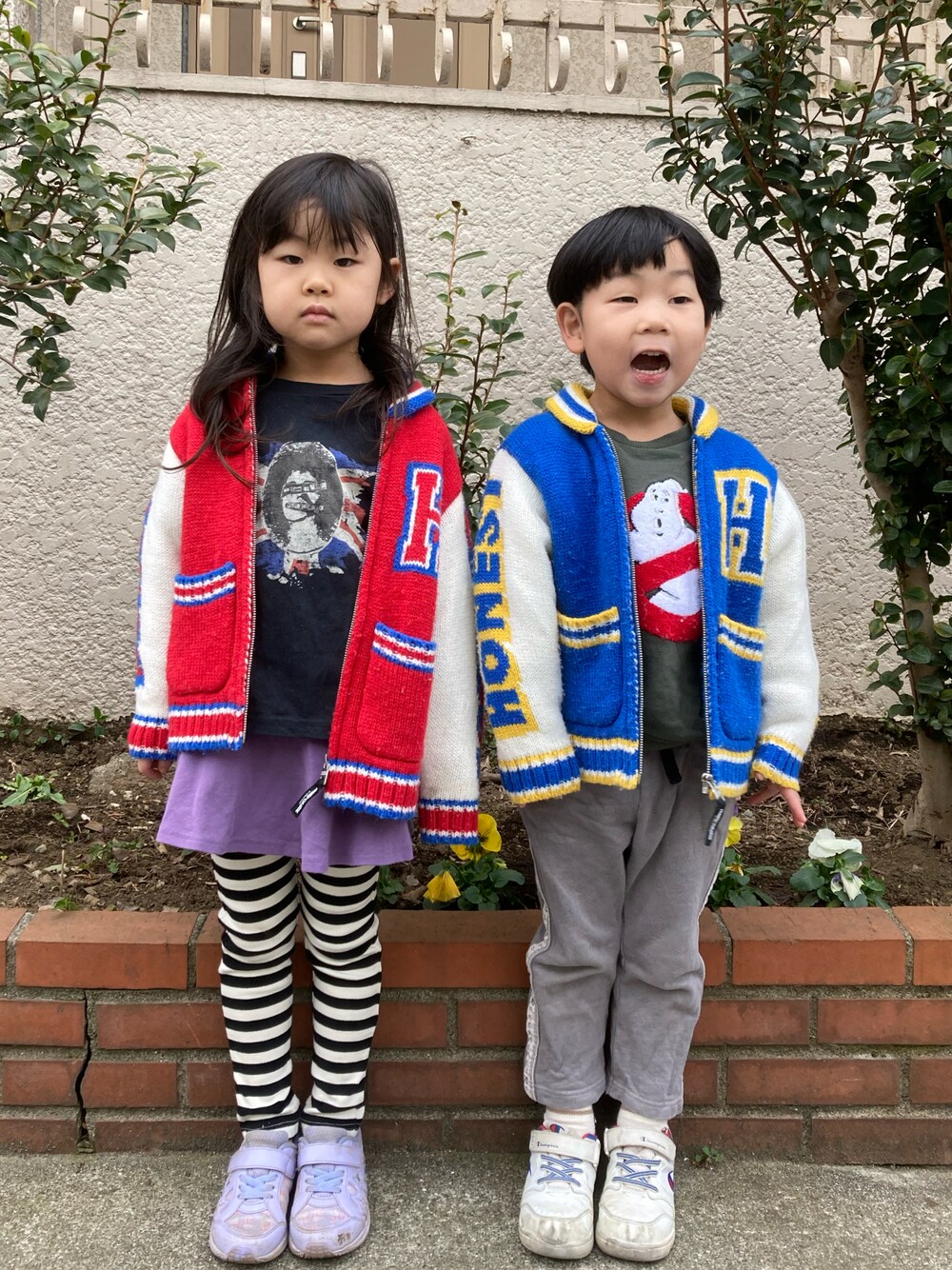 「6歳、4歳、姉弟、おそろいコーデ、色違いコーデ、カウチン、STUDIOSEVEN、セックスピストルズ、God Save the Queen、ゴーストバスターズ、スカッツ、あか&たく、あかねくんは赤ねー」｜「GUのアイテム（その他アウター、レッド系）」を使った、あかねくん&たっくんさん（キッズ・110cm）の冬コーディネートの1枚目の写真
