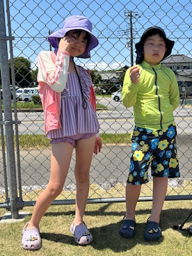 「crocs（クロックス）のアイテム」を使った、あかねくん&たっくんさん（キッズ・135cm）の夏コーディネート