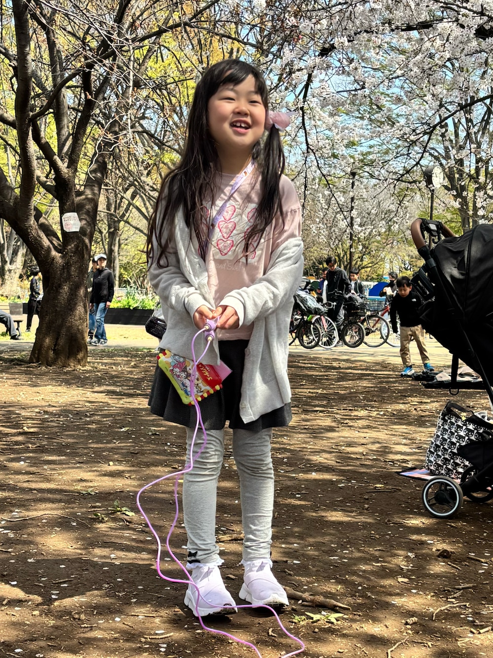 「9歳、春めき満開コーデ、お花見コーデ、お花見、フルーツサンド、いちご、ピンク、カーディガン、プリーツスカート、レギンス、なわとび、PUMA」｜「coenの［洗える］サラコVネックニットカーディガン（カーディガン/ボレロ、グレー系）」を使った、あかねくん&たっくんさん（キッズ・127cm）の春コーディネートの1枚目の写真