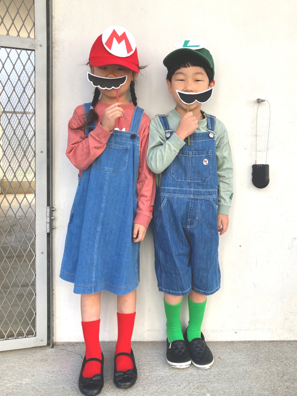 「WEARハロウィン2022、7歳、5歳、ハロウィンコーデ、姉弟、マリオ、ルイージ、任天堂、色違いコーデ、リンクコーデ、デニムサロペット、ヒゲ、フォトプロップス、コスプレ、あか&たく」｜「FRUIT OF THE LOOMの【78】【FRUIT OF THE LOOM】KIDS 果汁グミ LOW CAP（キャップ、レッド系）」を使った、あかねくん&たっくんさん（キッズ・110cm）の秋コーディネートの1枚目の写真
