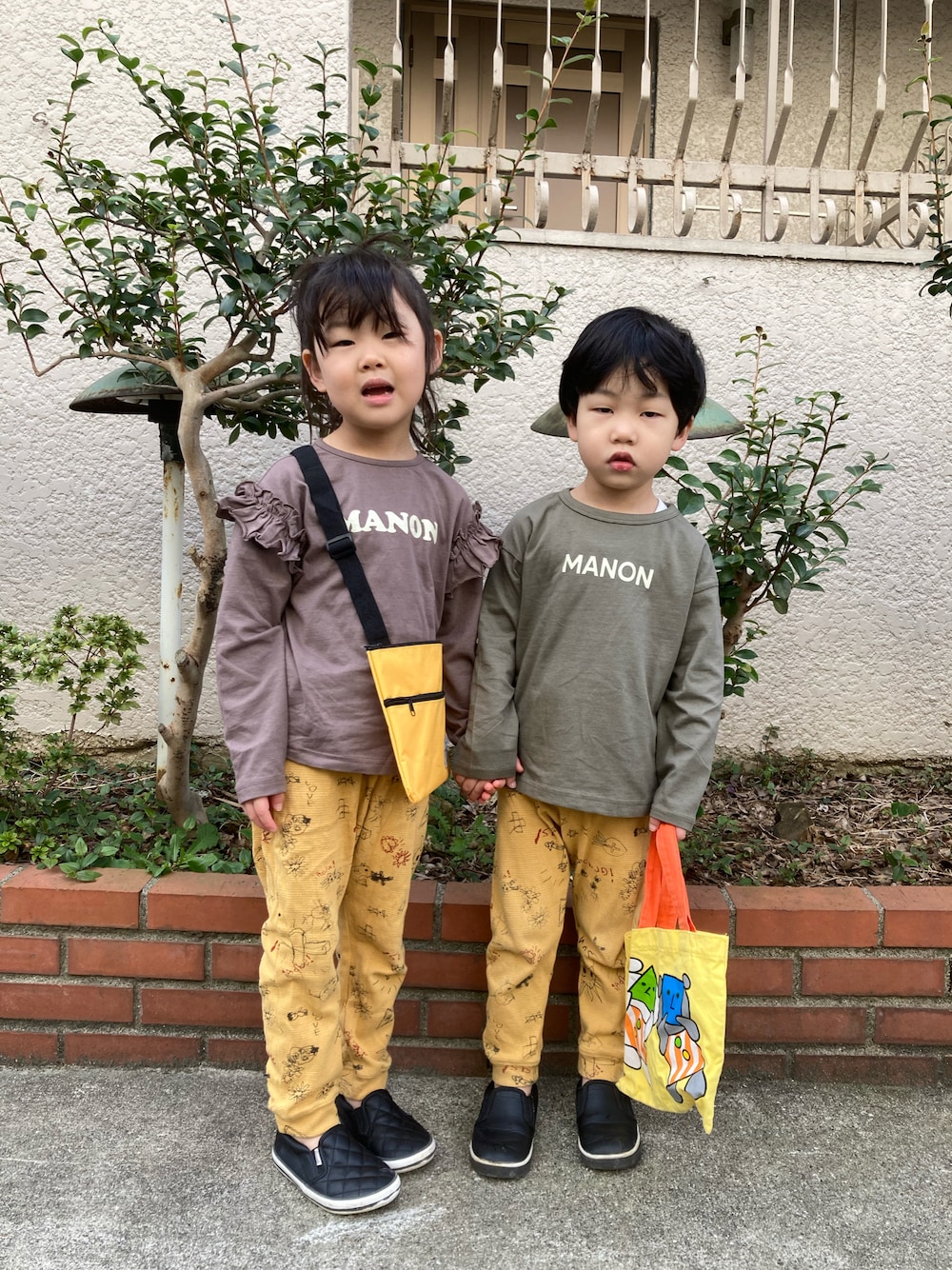 「からしいろまつり2021、6歳、4歳、姉弟、おそろいコーデ、リンクコーデ、ペアルック、pairmanon、HOGAN RANCH WEAR、こぐまちゃん、threeppy、あか&たく」｜「pairmanonの【プレミアムコットン100】総柄プリント袖フリルガールズ長袖Tシャツ２点セット（Tシャツ/カットソー、ブラウン系）」を使った、あかねくん&たっくんさん（キッズ・110cm）の秋コーディネートの1枚目の写真
