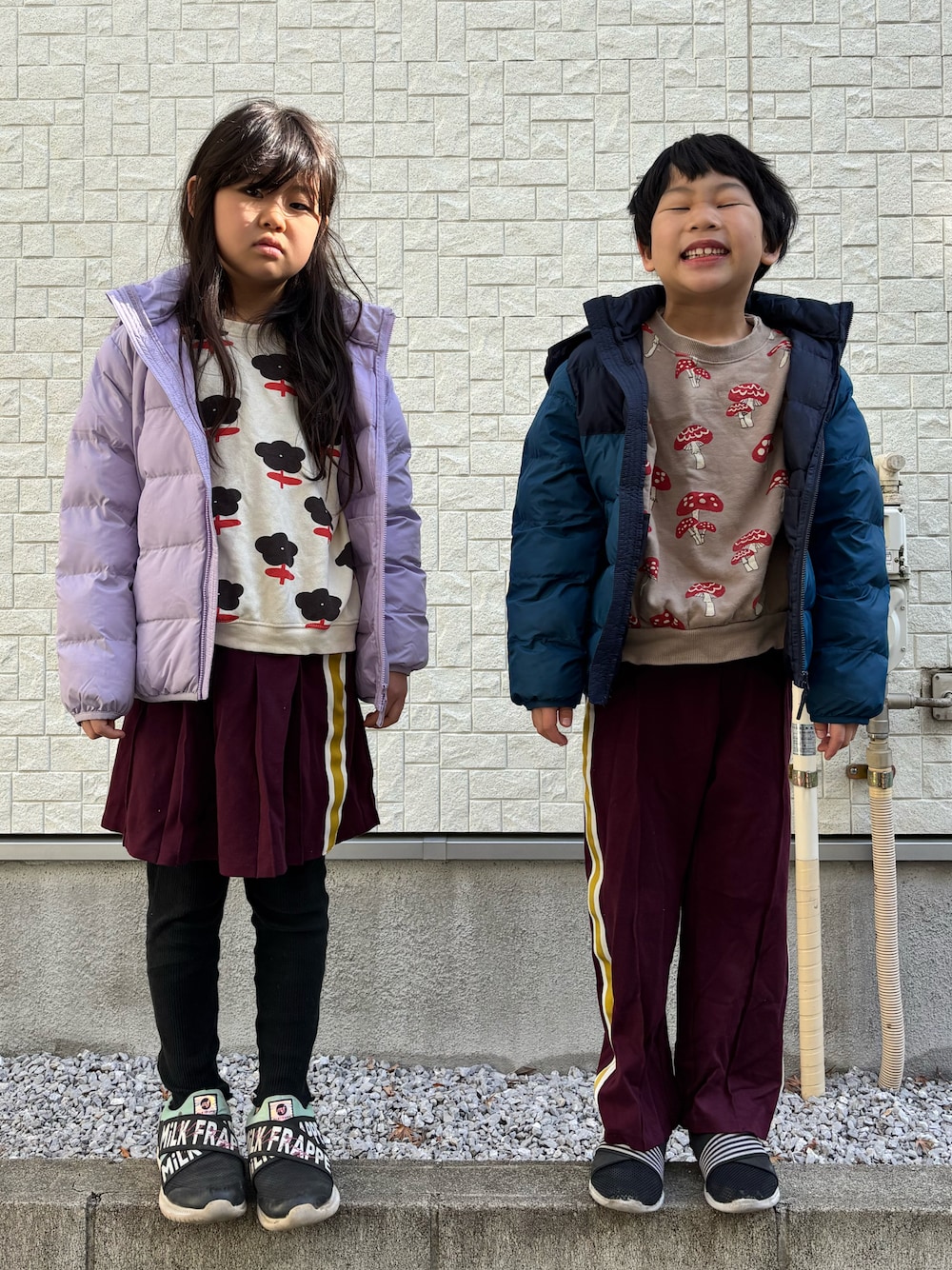 「9歳、7歳、姉弟、真冬のあったかスタイル、パフテックウォッシャブルパーカ、花柄、キノコ柄、HOGAN RANCH WEAR、make your day、ラインスカート、ラインパンツ、ヒラキ、おそろいコーデ、リンクコーデ、あか&たく」｜「UNIQLOのアイテム（ダウンジャケット/コート、パープル系）」を使った、あかねくん&たっくんさん（キッズ・125cm）の冬コーディネートの1枚目の写真