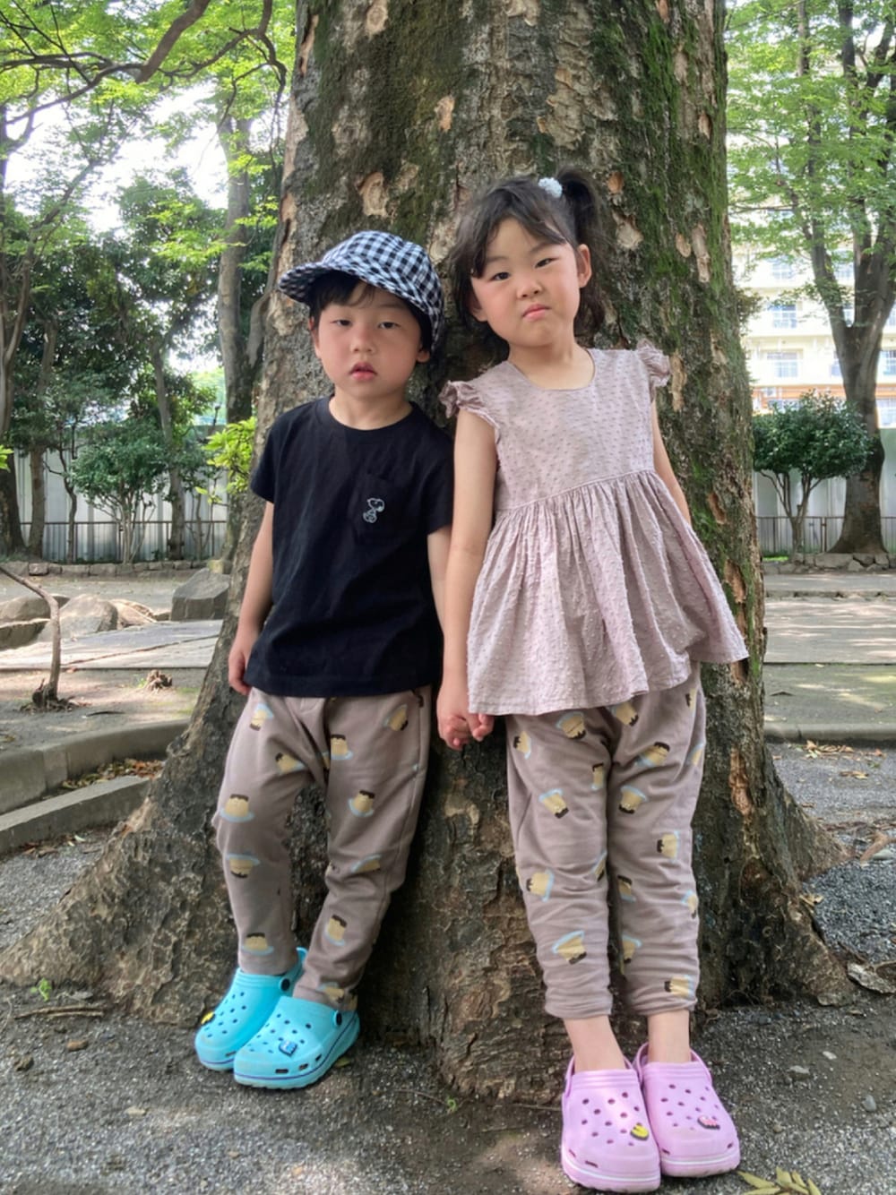 「5歳、3歳、姉弟、ateliermamato、あずきクリーム、KAWS×PEANUTS、プリン、tete a tete、テータテート、あか&たく」｜「SHOO・LA・RUEのロゴ使いサイクリングCAP（キャップ、ブラック系）」を使った、あかねくん&たっくんさん（キッズ・100cm）の夏コーディネートの1枚目の写真