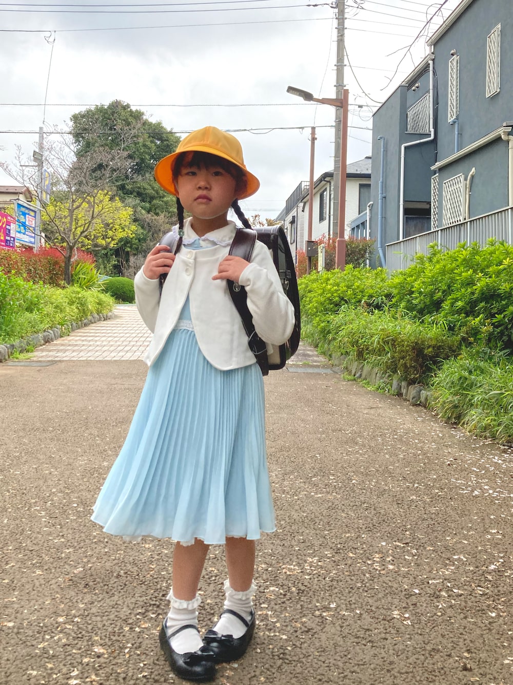 「6歳、入学式、入学式コーデ、ワンピース、通学帽、ランドセル、天使のはね、フォーマル、フォーマル/セレモニー」｜「通学帽のアイテム（ハット、イエロー系）」を使った、あかねくん&たっくんさん（キッズ・110cm）の春コーディネートの1枚目の写真