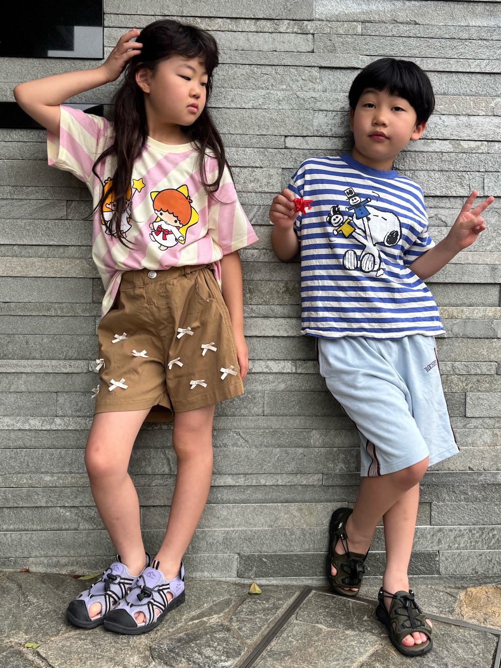 「9歳、7歳、姉弟、キキララ、リトルツインスターズ、little twin stars、スヌーピー、PEANUTS、ボーダー、ストライプ、リボン付き、ショートパンツ、サンダル、スポーツサンダル、あか&たく」｜「MARKEY'Sの【Little Twin Stars／リトルツインスターズ】別注しましまTシャツ（Tシャツ/カットソー、ピンク系）」を使った、あかねくん&たっくんさん（キッズ・127cm）の春コーディネートの1枚目の写真