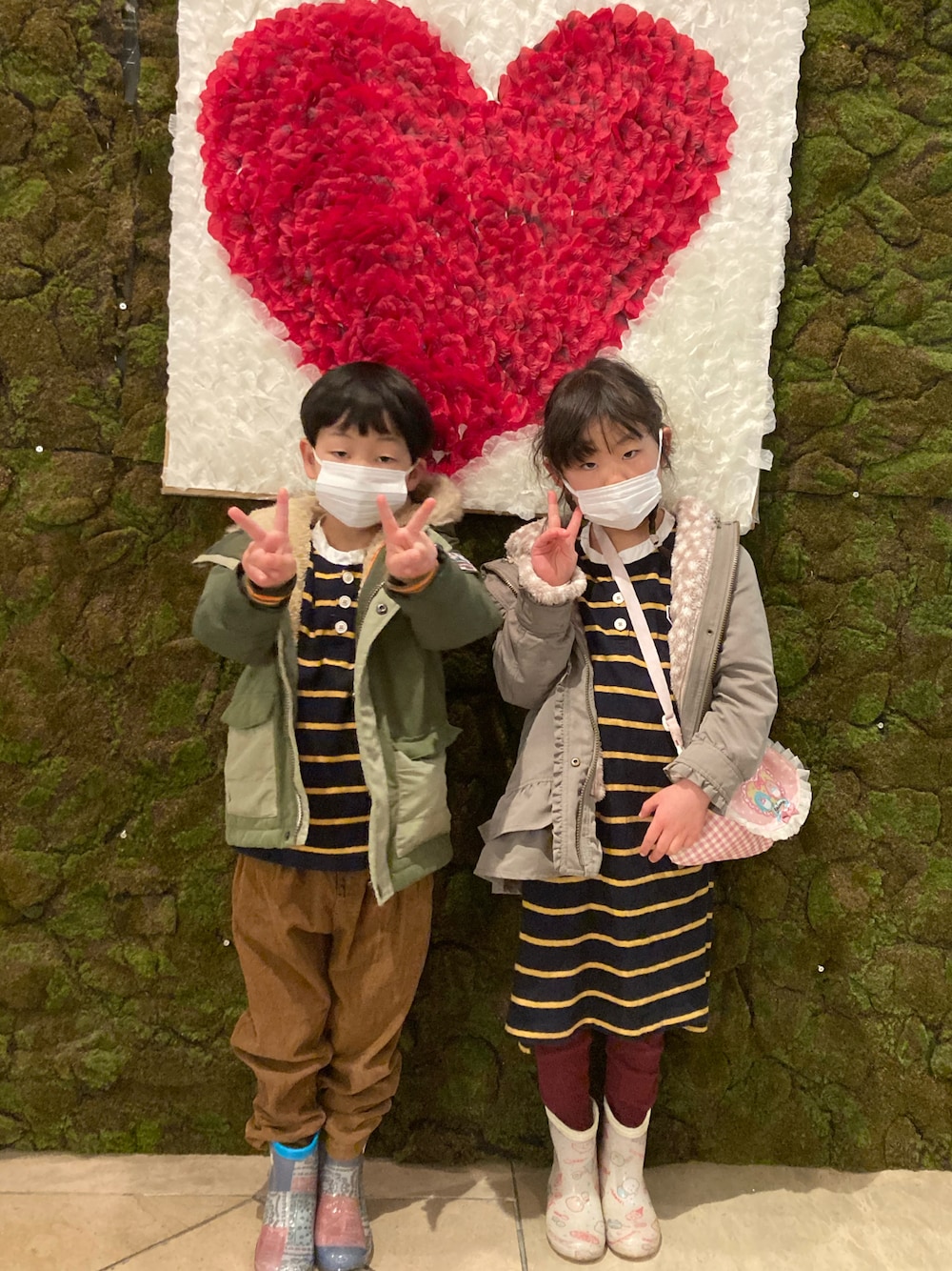 「7歳、5歳、姉弟、おそろいコーデ、リンクコーデ、雨の日コーデ、ボーダー、ラガーシャツ、ラガーシャツワンピース、長靴、レインブーツ、すみっコぐらし、SWIMMER、あか&たく」｜「nextのアイテム（モッズコート、グリーン系）」を使った、あかねくん&たっくんさん（キッズ・110cm）の春コーディネートの1枚目の写真