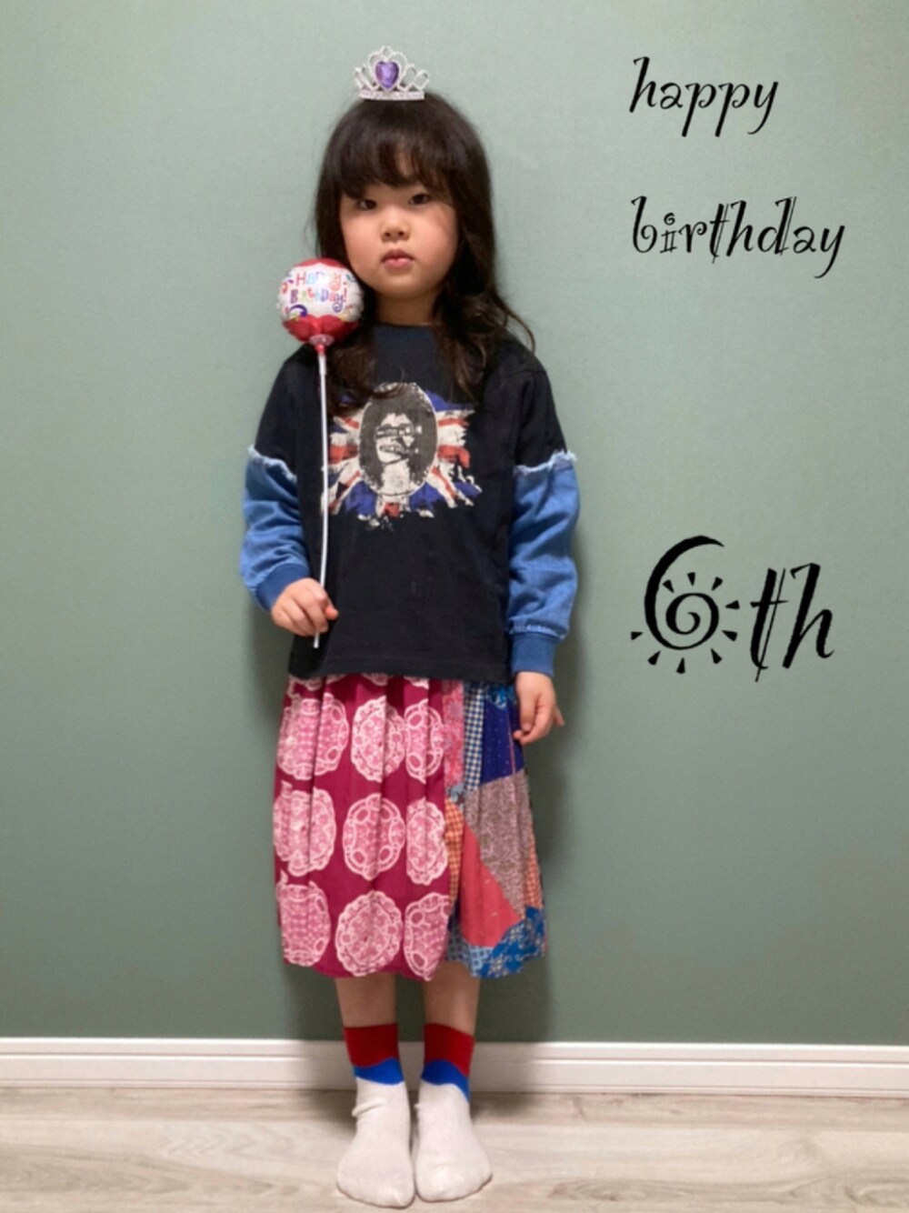 「誕生日、セックスピストルズ、Sex Pistols、お誕生日コーデ、happy birthday、6歳、お誕生日おめでとう！、God Save the Queen」｜「Toysrusのアイテム（バレッタ/ヘアクリップ、シルバー系）」を使った、あかねくん&たっくんさん（キッズ・110cm）の秋コーディネートの1枚目の写真