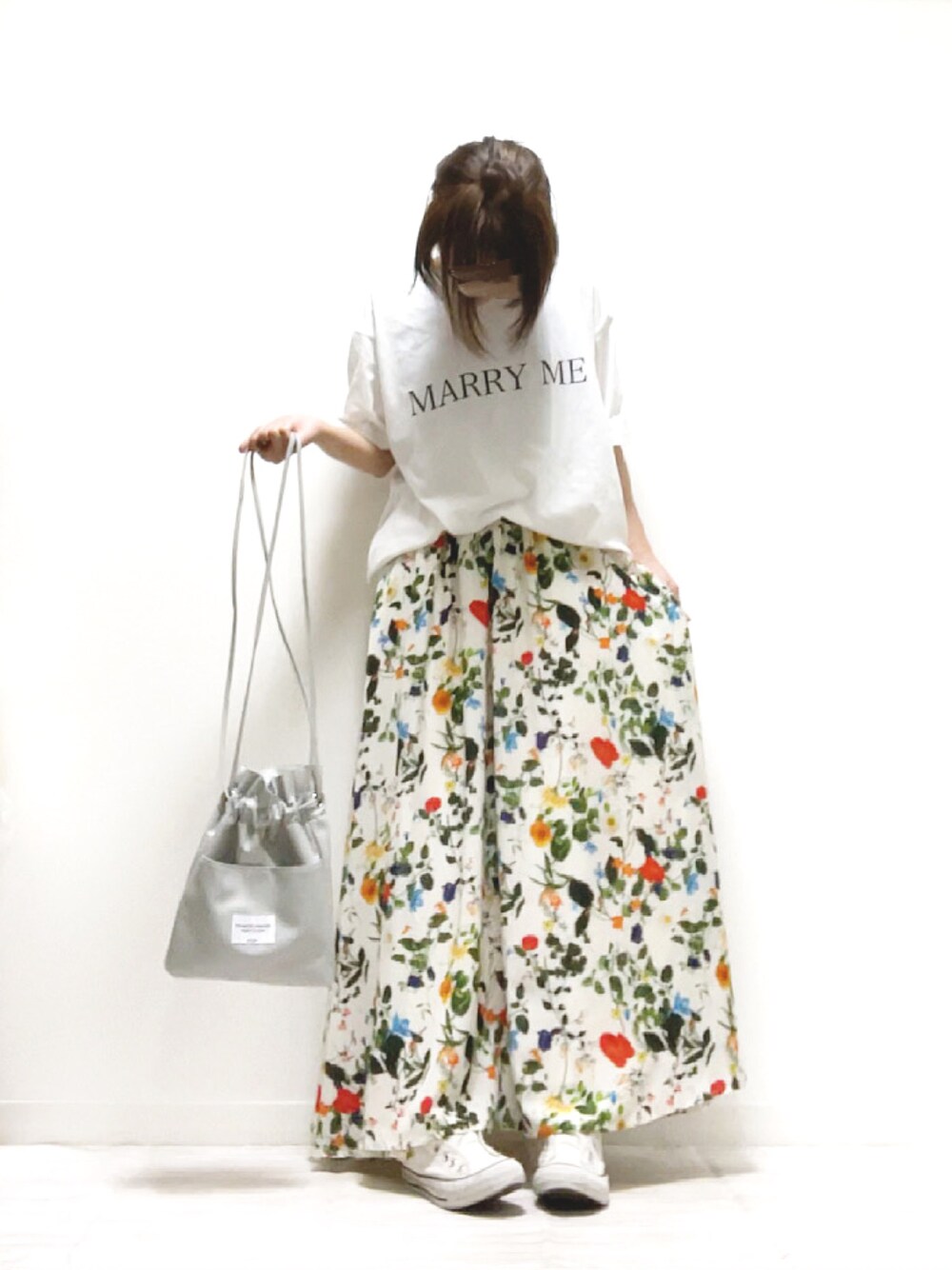 「NOISEMAKER、copine、ロングスカート、ボタニカル柄、巾着バッグ、COOLなこのコが仲間入り、ママコーデ、PR、Tシャツ、きれいめカジュアル」｜「NOISE MAKERのBotanical flower long skirt（スカート、ホワイト系）」を使った、norimamiさん（レディース・160cm）の夏コーディネートの1枚目の写真