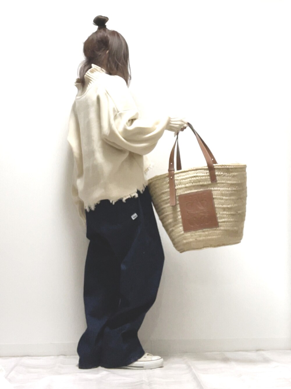 「happyjohn、LEE、LOEWE、ダメージニット、ニット、ざっくりニット、イージーパンツ、デニムパンツ、ゆるコーデ、PR、ビッグシルエット、メンズライク、オーバーサイズ、かごバッグ、シンプルコーデ」｜「Happy Johnのdamage hizip knit/ダメージハイジップニット（ニット/セーター、ベージュ系）」を使った、norimamiさん（レディース・160cm）の冬コーディネートの1枚目の写真