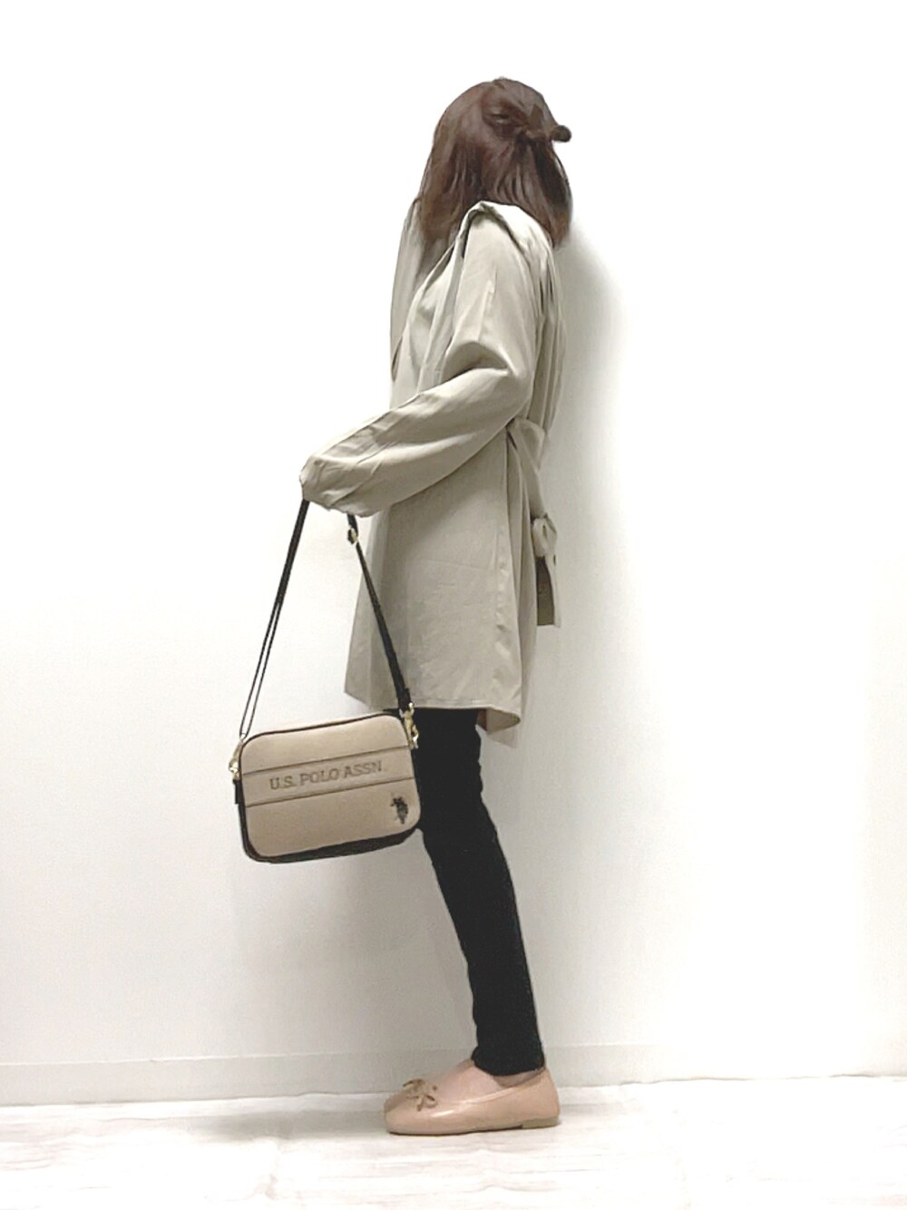 グリーン系のシャツ/ブラウス、ベージュ系のショルダーバッグ、その他のラッピングキットを着用したレディースの秋コーディネートの1枚目の写真