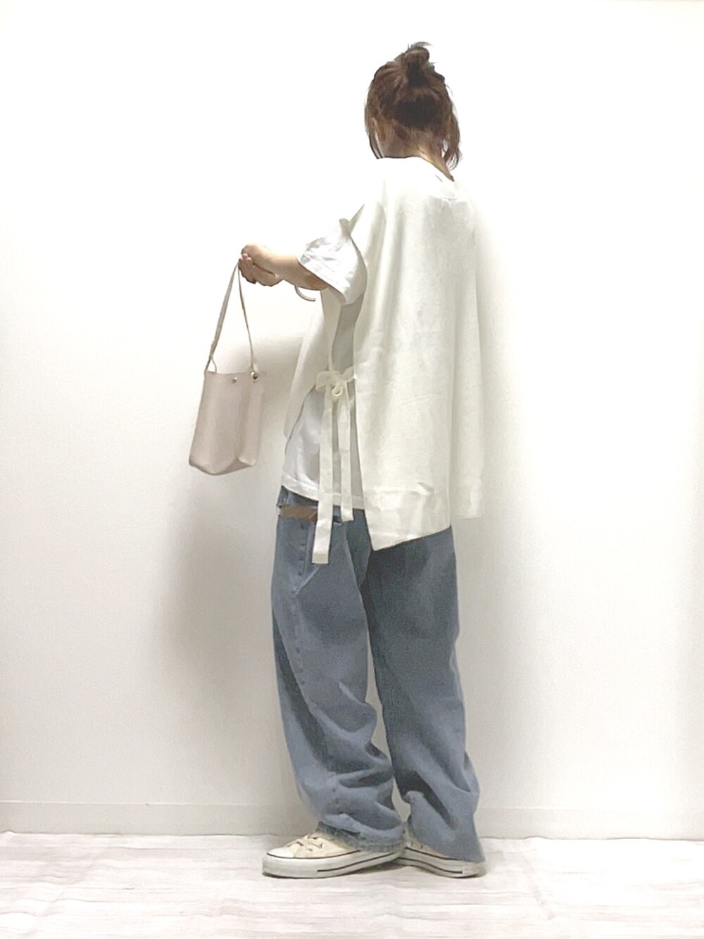 「copine、LVEU.、ニットベスト、ショルダーバッグ、ダメージデニムパンツ、メンズライク、ゆるコーデ、オーバーサイズ、PR、パンツスタイル、カジュアルコーデ、秋服準備はじめました、秋のコーデ」｜「copineのオーバーサイズサイドリボンニットベスト(3color)（ベスト、ホワイト系）」を使った、norimamiさん（レディース・160cm）の夏コーディネートの1枚目の写真