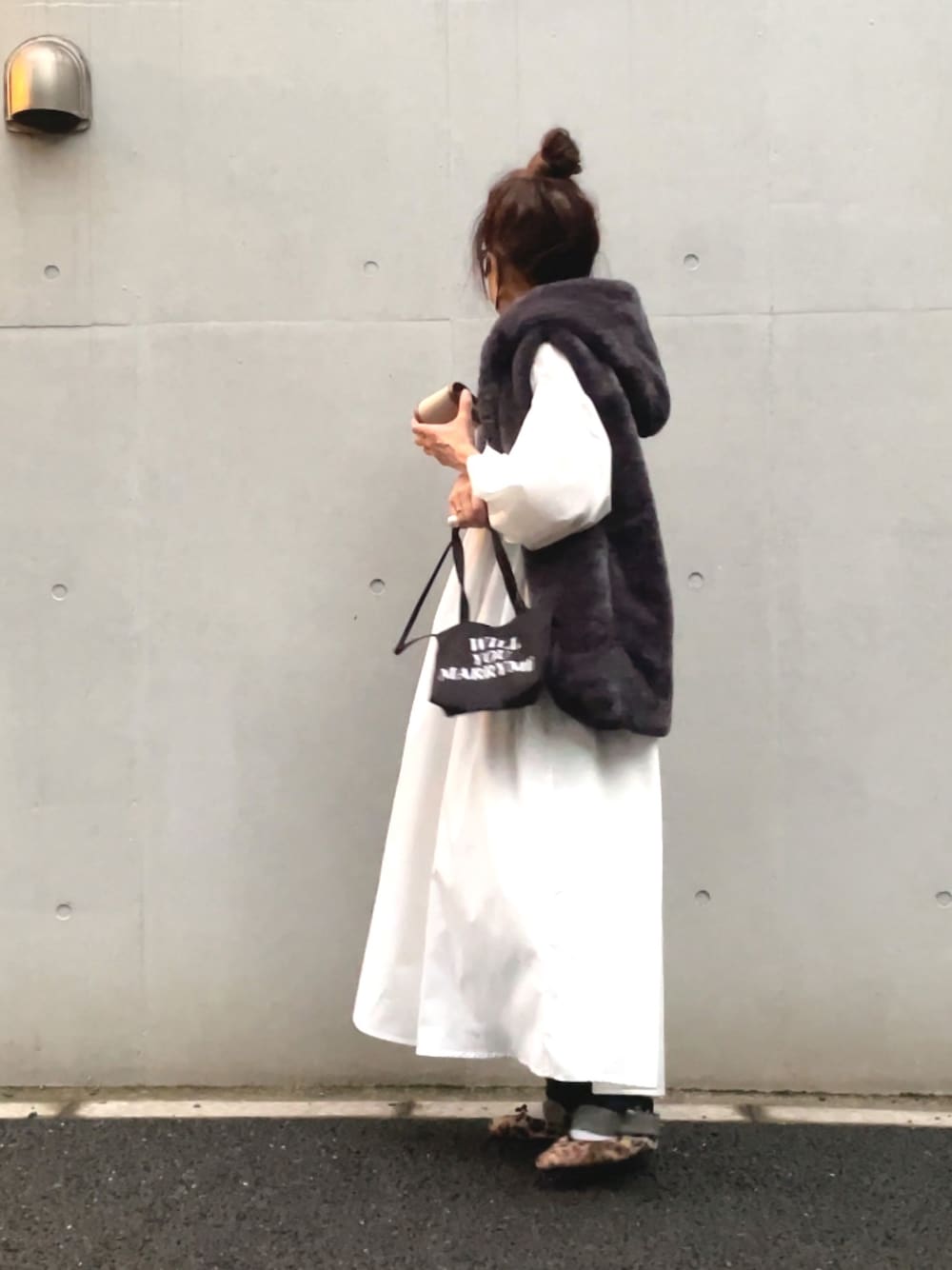 グレー系のジャケット/アウター、ブラック系のショルダーバッグ、ホワイト系のワンピースを着用したレディースの秋コーディネートの1枚目の写真