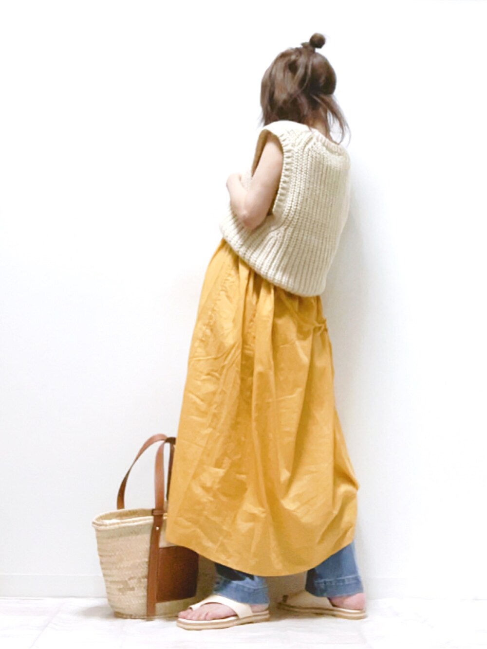 「ITEMS URBANRESEARCH、marryme、LOEWE、夏ワンピ、アーバンリサーチ、夏コーデ、ビタミンカラー、レイヤードスタイル、ママコーデ、ニットベスト、かごバッグ、PR、ゆるコーデ、オトナカジュアル、オトナ女子」｜「ITEMS URBANRESEARCHのギャザーワンピース（ワンピース、イエロー系）」を使った、norimamiさん（レディース・160cm）の春コーディネートの1枚目の写真