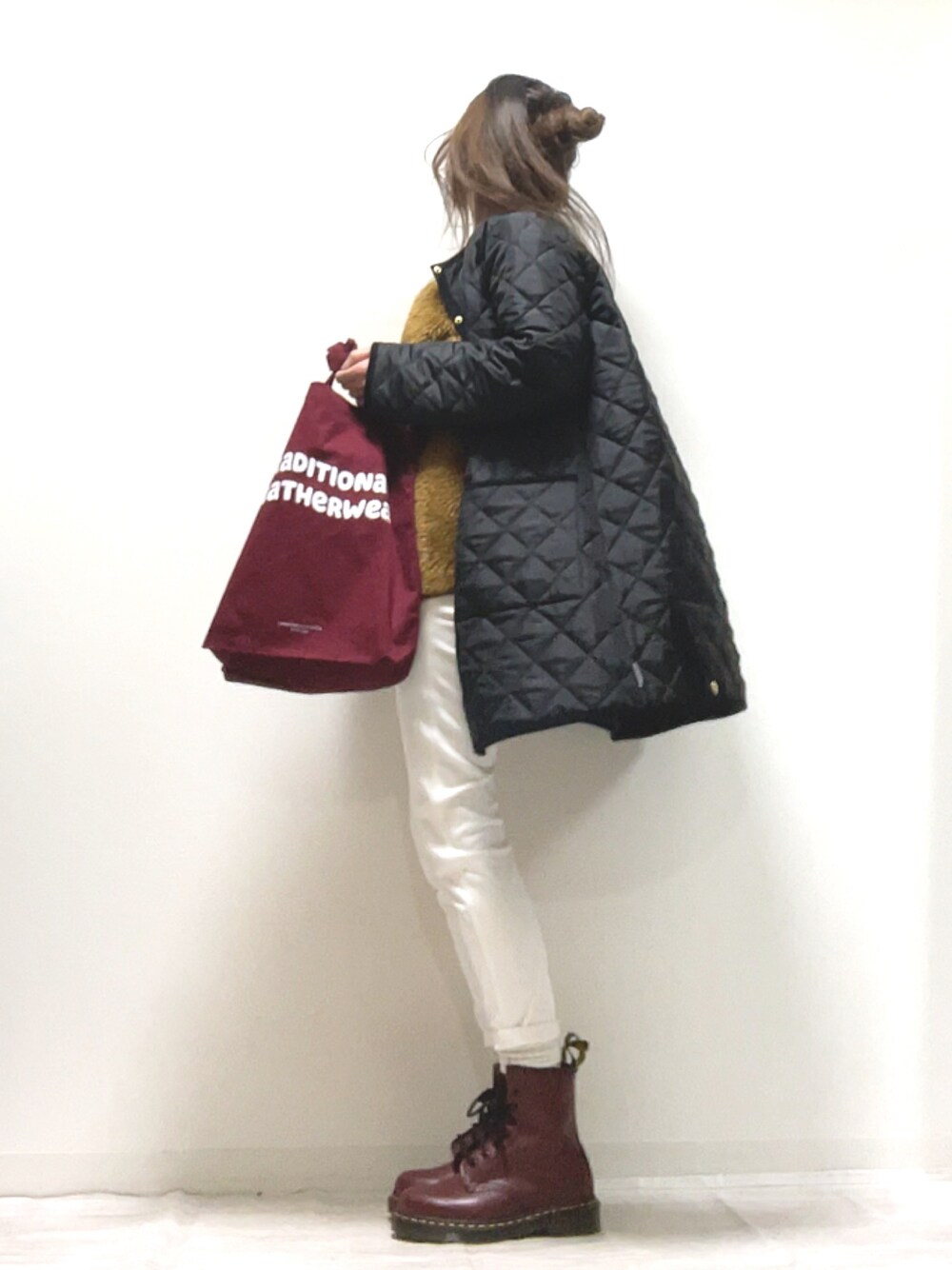 「Traditional Weatherwear、ECRIRE、トラディショナルウェザーウエア、TWW、エクリール、キルティング、キルティングジャケット、トートバッグ、ボアベスト、ベスト、大人カジュアル、レイヤードスタイル、冬コーデ、ゆるコーデ、ママコーデ」｜「Traditional WeatherwearのARKLEY MIDDLE（その他アウター、ブラック系）」を使った、norimamiさん（レディース・160cm）の冬コーディネートの1枚目の写真