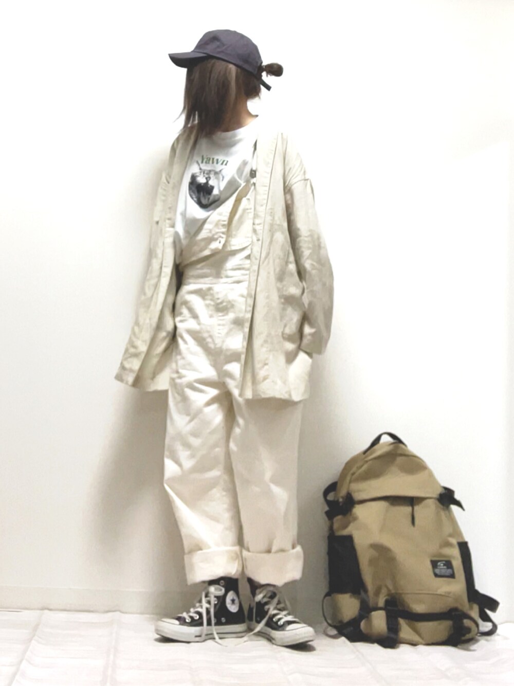 「SOMETHING、fredyandgloster、フレディアンドグロスター、URBANRESEARCHDOORS、FORK&SPOON WOMEN、オーバーオール、ガウン、Tシャツ、ごきげんウィーク、カジュアルコーデ、PR、ハイカットスニーカー、シンプルコーデ、ママコーデ、ゆるコーデ」｜「GLOSTERの【人気NO.1ヒットシリーズ】DOG&CAT 犬猫オーバーサイズTシャツ（Tシャツ/カットソー、ホワイト系）」を使った、norimamiさん（レディース・160cm）の春コーディネートの1枚目の写真