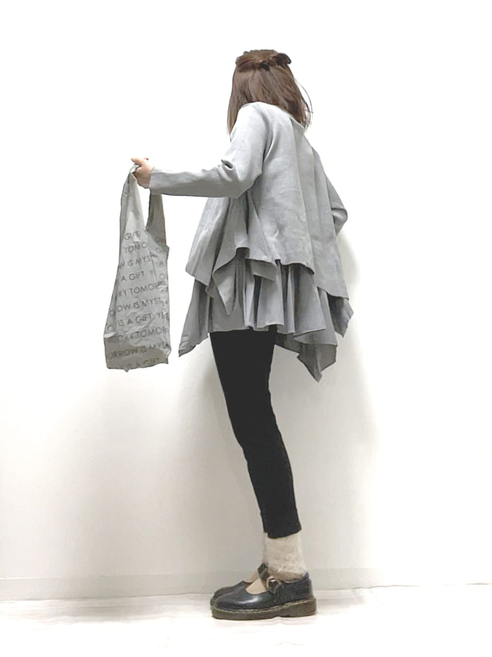 「グレー、アシンメトリー、Dr.Martens、フリル、きれいめカジュアル、パンツスタイル、スキニーデニム、シンプルコーデ、エコバッグ、PR、秋コーデ、秋服準備はじめました、deuxamour、秋トレンド2021」｜「deux amourの裾フリル変形トップス（チュニック、グレー系）」を使った、norimamiさん（レディース・160cm）の秋コーディネートの1枚目の写真