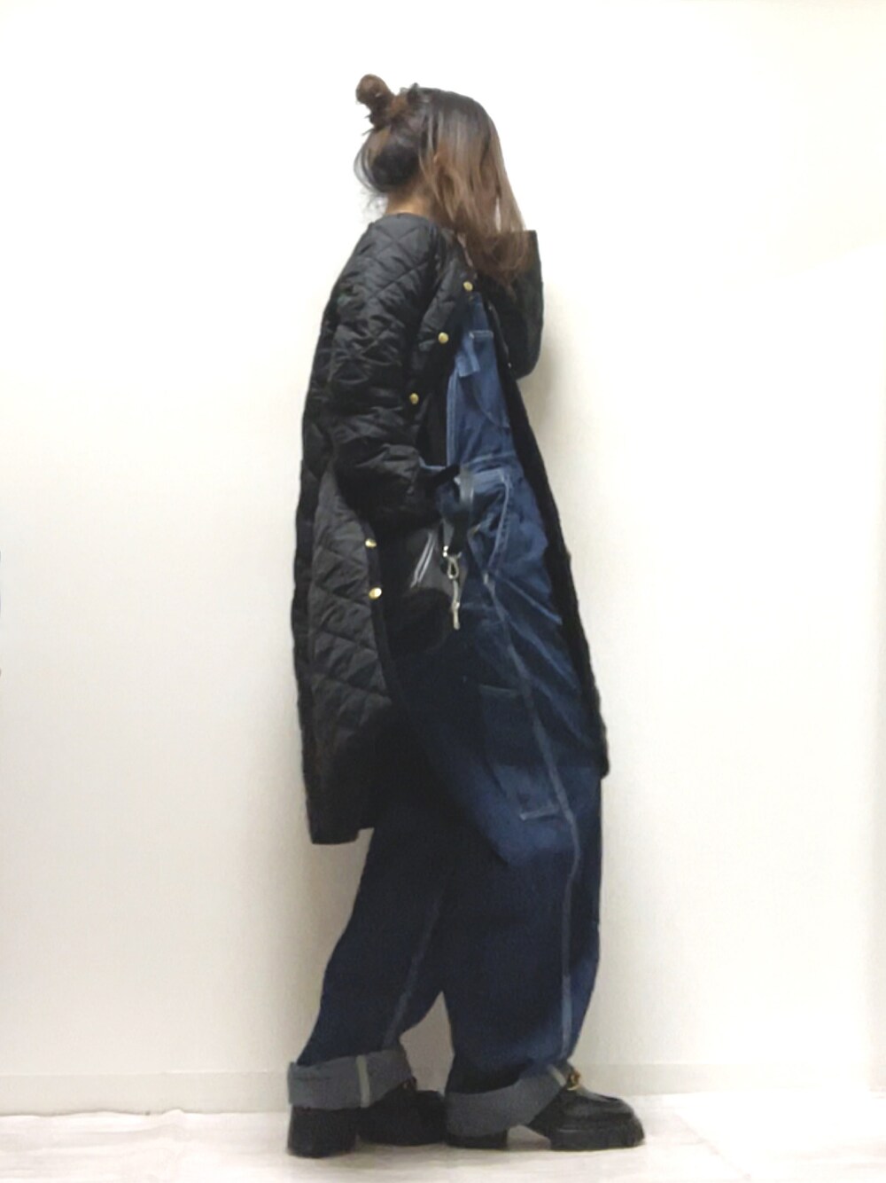 「Traditional Weatherwear、LEE、トラディショナルウェザーウエア、TWW、キルティング、ZARA、キルティングコート、サロペット、オーバーオール、ゆるコーデ、メンズライク、PR、大人カジュアル、休日スタイル」｜「Traditional WeatherwearのARKLEY LONG（その他アウター、ブラック系）」を使った、norimamiさん（レディース・160cm）の冬コーディネートの1枚目の写真