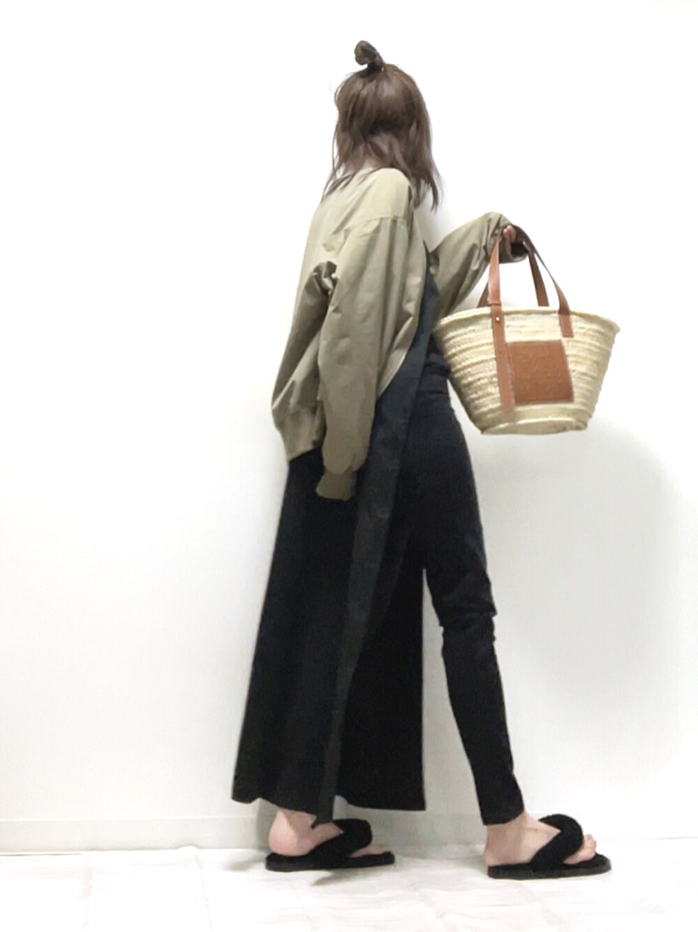 「fredyandgloster、フレディアンドグロスター、apretro、LOEWE、MA-1、ジャンスカ、大人カジュアル、レイヤードスタイル、ママコーデ、PR、モード、メンズライク、きれいめカジュアル、ビッグシルエット、ゆるコーデ」｜「fredy repitの【WEB限定】MA1　ビッグシルエット ブルゾン（MA-1、グリーン系）」を使った、norimamiさん（レディース・160cm）の春コーディネートの1枚目の写真