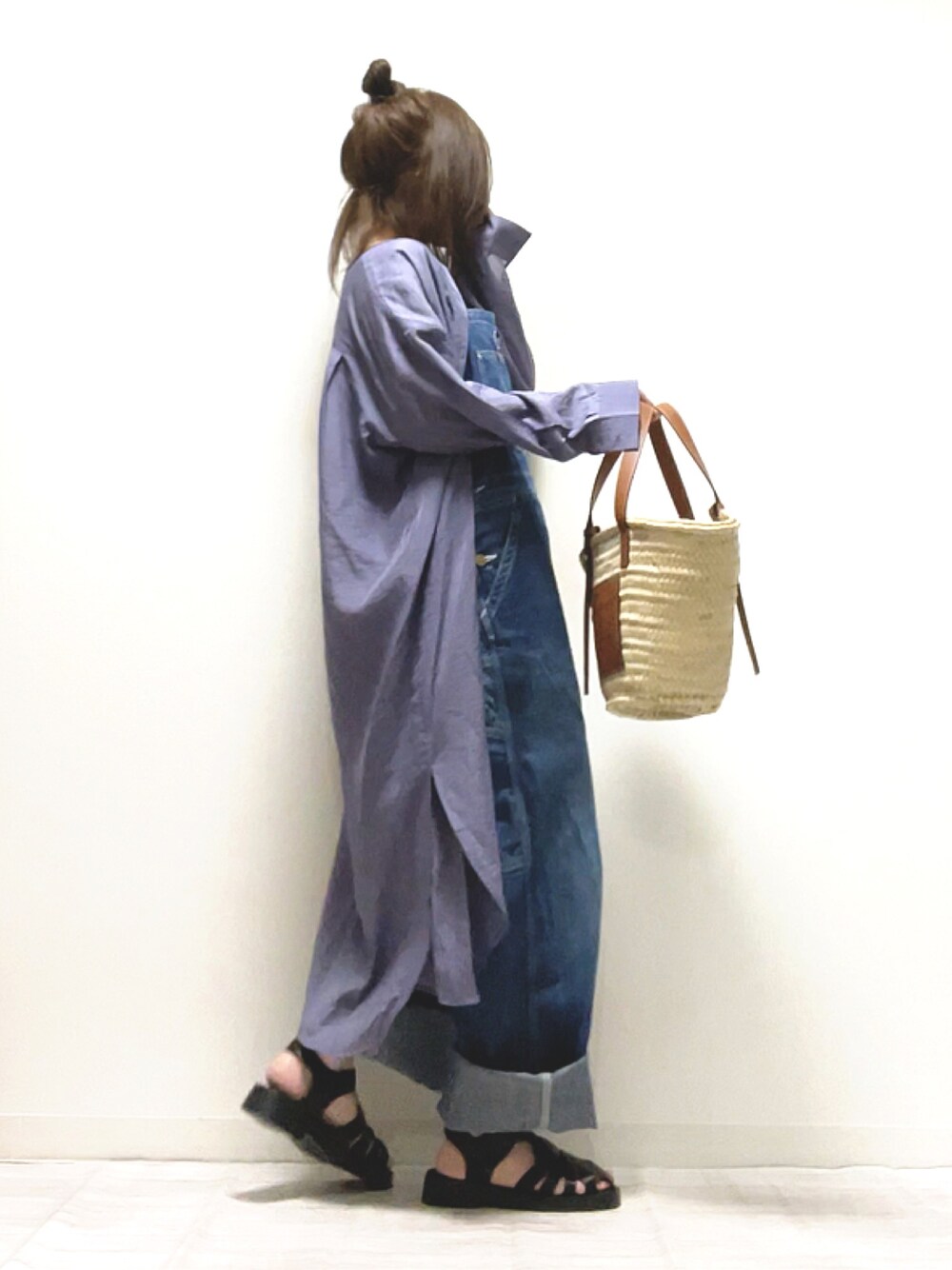 「ITEMS URBANRESEARCH、アイテムズアーバンリサーチ、URBAN RESEARCH、asknowasplus、LOEWE、シャツワンピ、ワンピース、オーバーオール、ゆるコーデ、ママコーデ、PR、大人カジュアル、メンズライク、グルカサンダル、かごバッグ」｜「ITEMS URBANRESEARCHのノーカラーロングシャツワンピース（シャツワンピース、パープル系）」を使った、norimamiさん（レディース・160cm）の春コーディネートの1枚目の写真