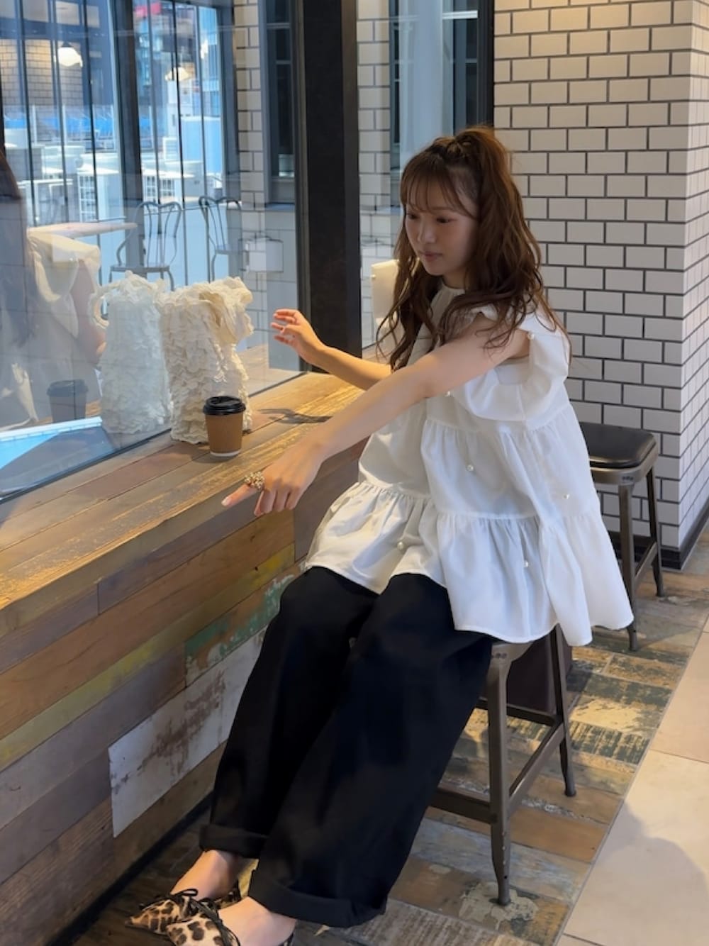 「marryme、ブラウス、夏コーデ、今日のコーデ、ホワイト、パール付きトップス、パールブラウス、ポワン袖、ボリューム袖、大人カジュアル、カフェオレコーデ、オトナ女子、大人ガーリー、シンプルコーデ、きれいめカジュアル」｜「MARRY MEの@marryme_official norimamiインスタから購入できます🍨 【像無断転載】（シャツ/ブラウス、ホワイト系）」を使った、norimamiさん（レディース・160cm）の夏コーディネートの1枚目の写真