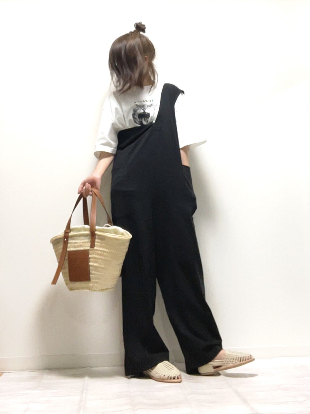 「fredyandgloster、フレディアンドグロスター、apretro、ごきげんウィーク、Tシャツ、プリントT、サロペット、春コーデ、ゆるコーデ、PR、モノトーンコーデ、かごバッグ、オトナ女子、休日コーデ、シンプル」｜「GLOSTERの【人気NO.1ヒットシリーズ】DOG&CAT 犬猫オーバーサイズTシャツ（Tシャツ/カットソー、ホワイト系）」を使った、norimamiさん（レディース・160cm）の春コーディネートの1枚目の写真