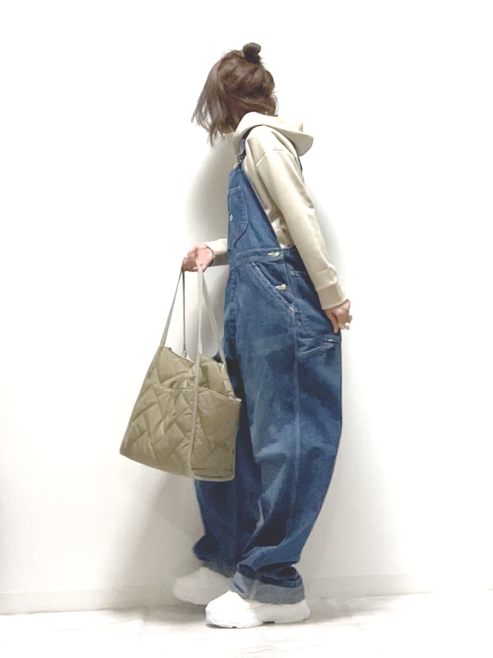 「LEE、Fabby fabby、La-gemme、deuxamour、サロペット、パーカー、トートバッグ、ダッドスニーカー、PR、秋のコーデ、ゆるコーデ、ビッグシルエット、メンズライク、くすみカラー、カジュアルコーデ」｜「La-gemmeのダンボール セットアップ（セットアップ、ベージュ系）」を使った、norimamiさん（レディース・160cm）の秋コーディネートの1枚目の写真